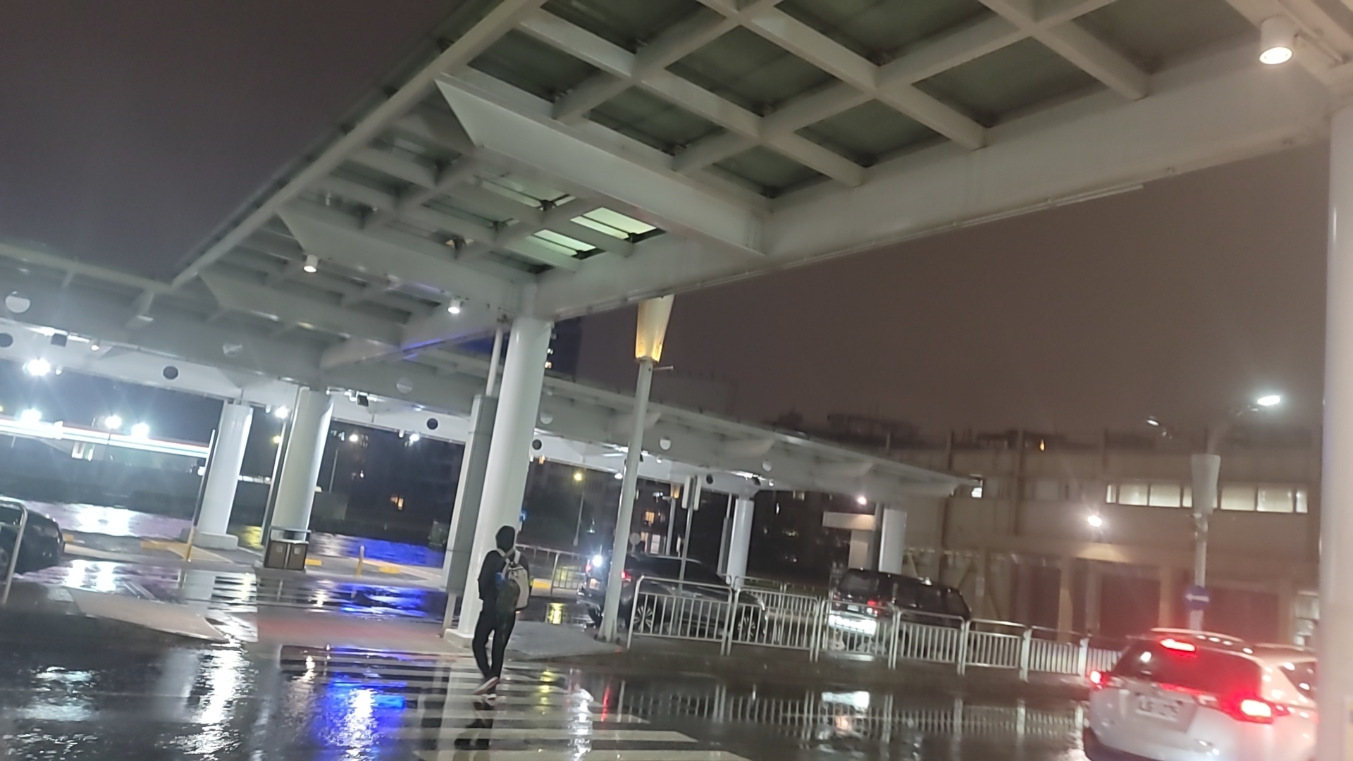下雨的機場接機