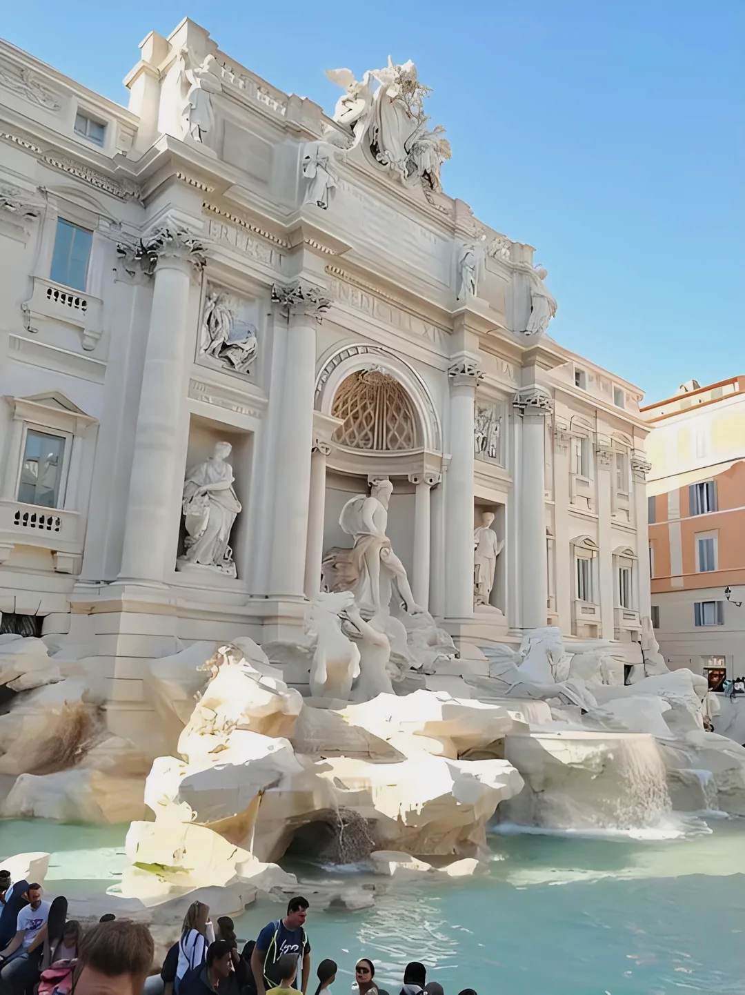 罗马特雷维喷泉-1762年建成-世界上最著名的喷泉——又叫许愿池喷泉，位于意大利罗马的三条街交叉口 