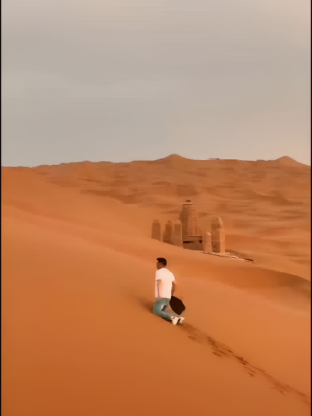 大漠黄沙遇见精绝古城，这不是在梦里，你知道这是在哪里吗？