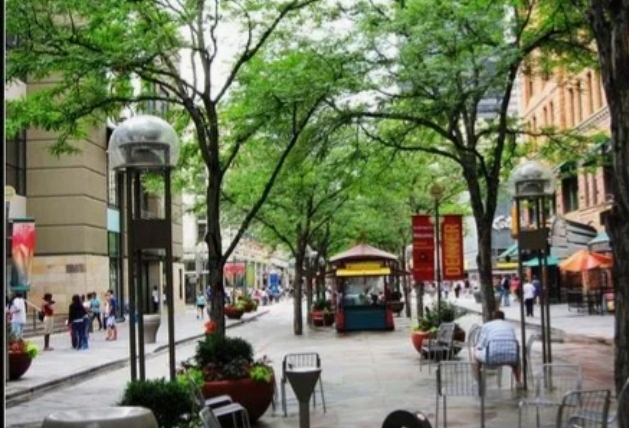 美国，科罗拉多州首府，丹佛的主要购物街16大道，中央绿化带是个散步的好去处，有许多旧钢琴，雕塑，长椅