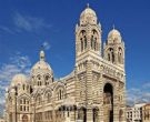 马赛主教座堂是一座罗马天主教的主教座堂，法国历史古迹，位于马赛。1896年，该教堂-为宗座圣殿，也就