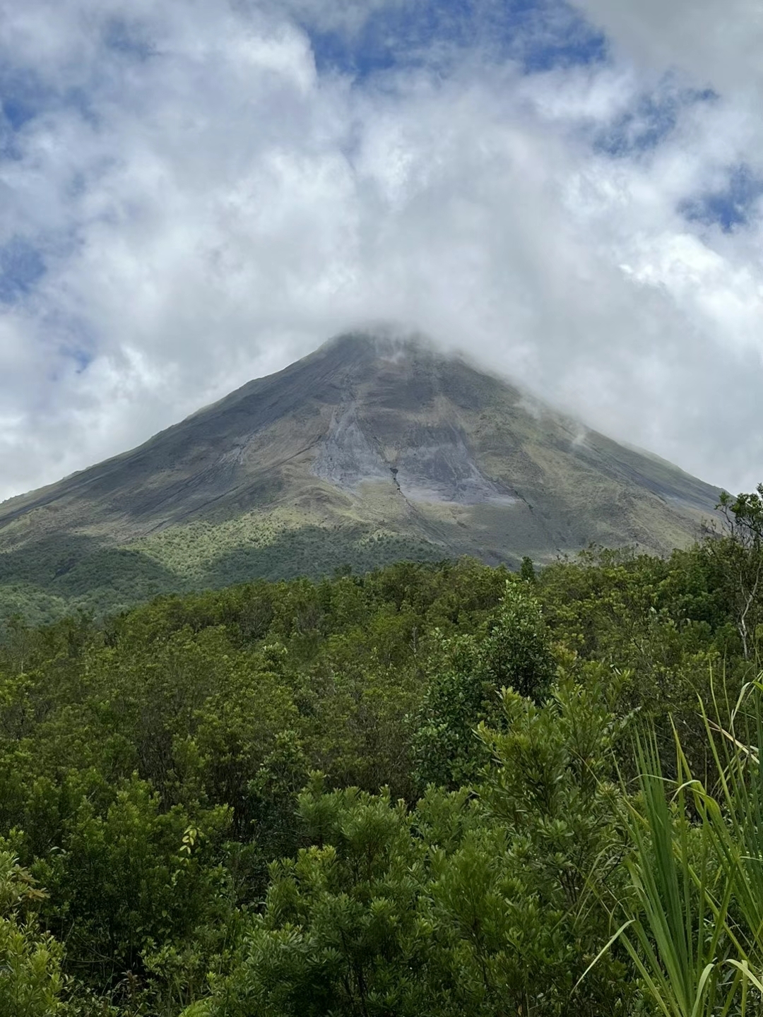 ARENAL VOLCAN是哥斯达黎加最漂亮的火山，最著名的景点，游客众多。 火山顶云雾缭绕，难见真