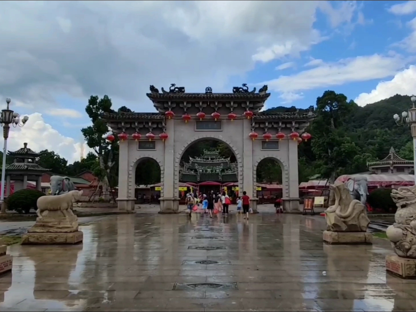 漫游漳州三平寺，这里的游客非常多，大家都太虔诚了