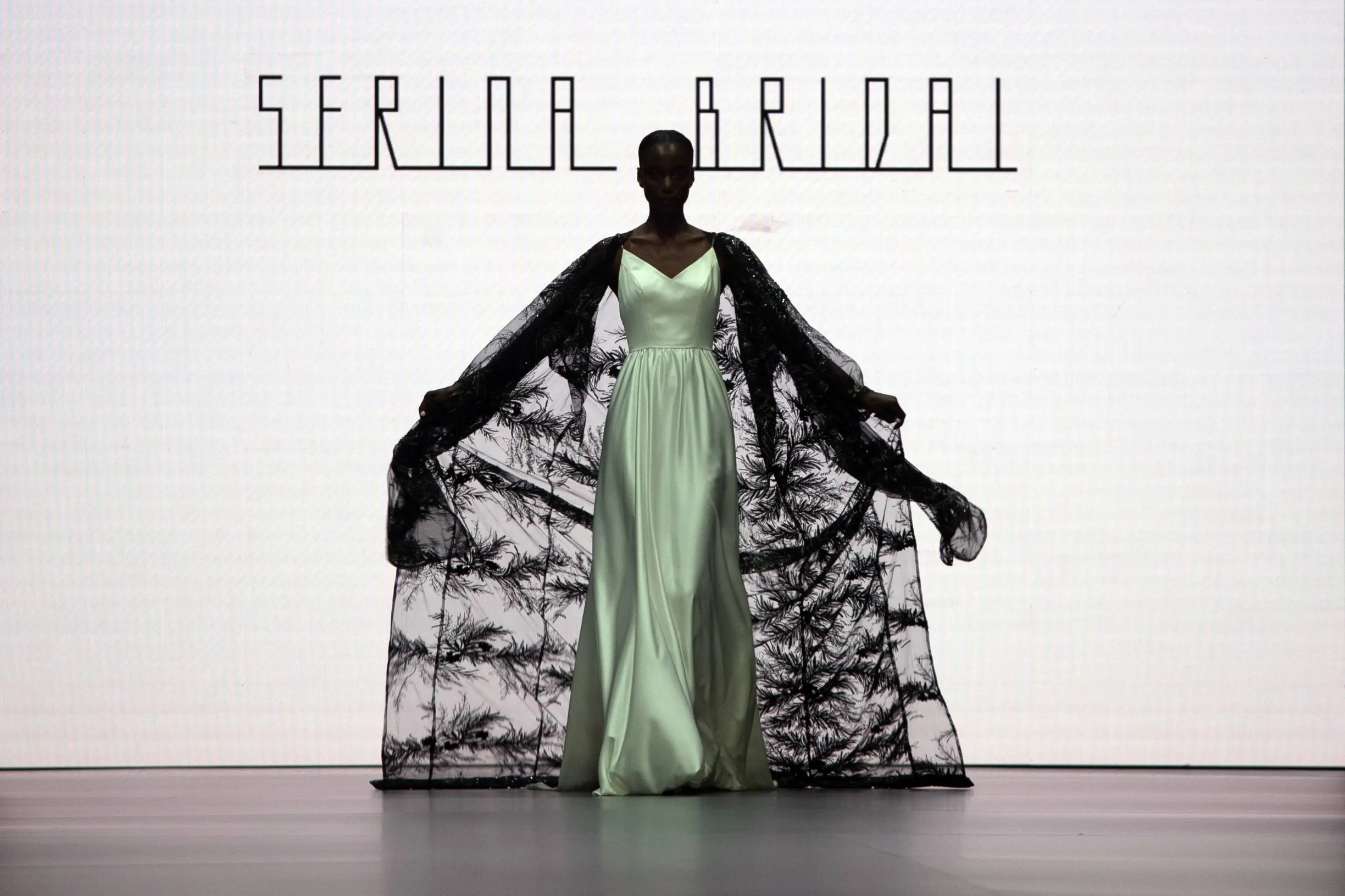巴塞罗那婚纱时装周上，Serina Bridal品牌新款。 #时装周 #时尚之旅 #带着婚纱去旅行 