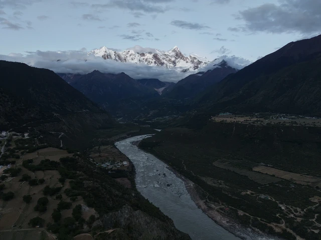 许愿了几天真的看到神山日照金山了!