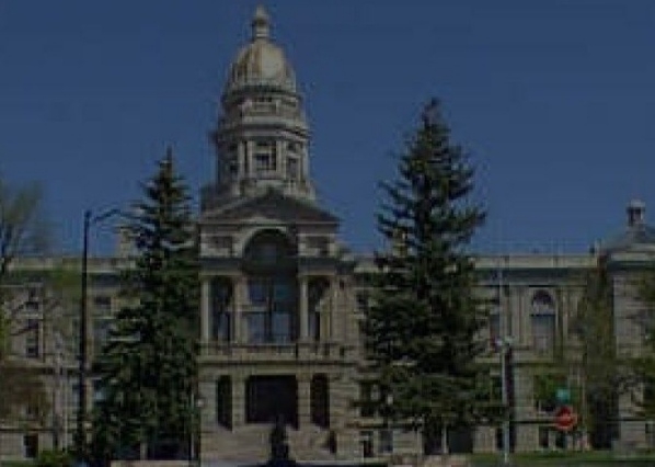 照片是怀俄明州首府夏延Cheyenne的州政府大楼，2019年6月，在国内订的参加的去黄石公园旅游的