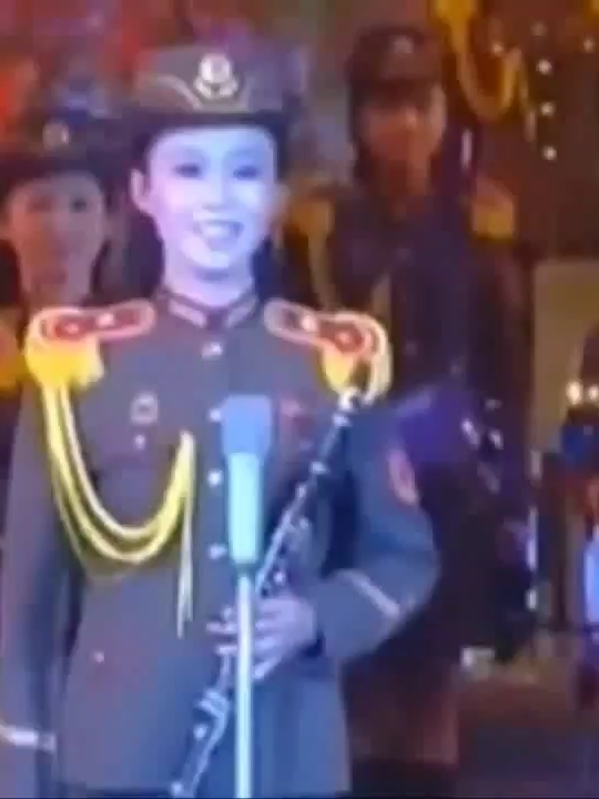 朝鲜内务军女子军乐团在表演