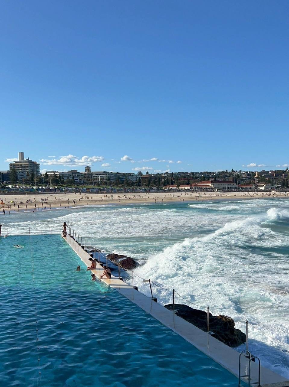 悉尼邦迪🏖️：阳光下的冲浪乐园！🌅