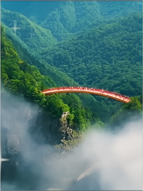 神农架风景区    云端之上的彩虹桥，人走在桥上，宛如仙境