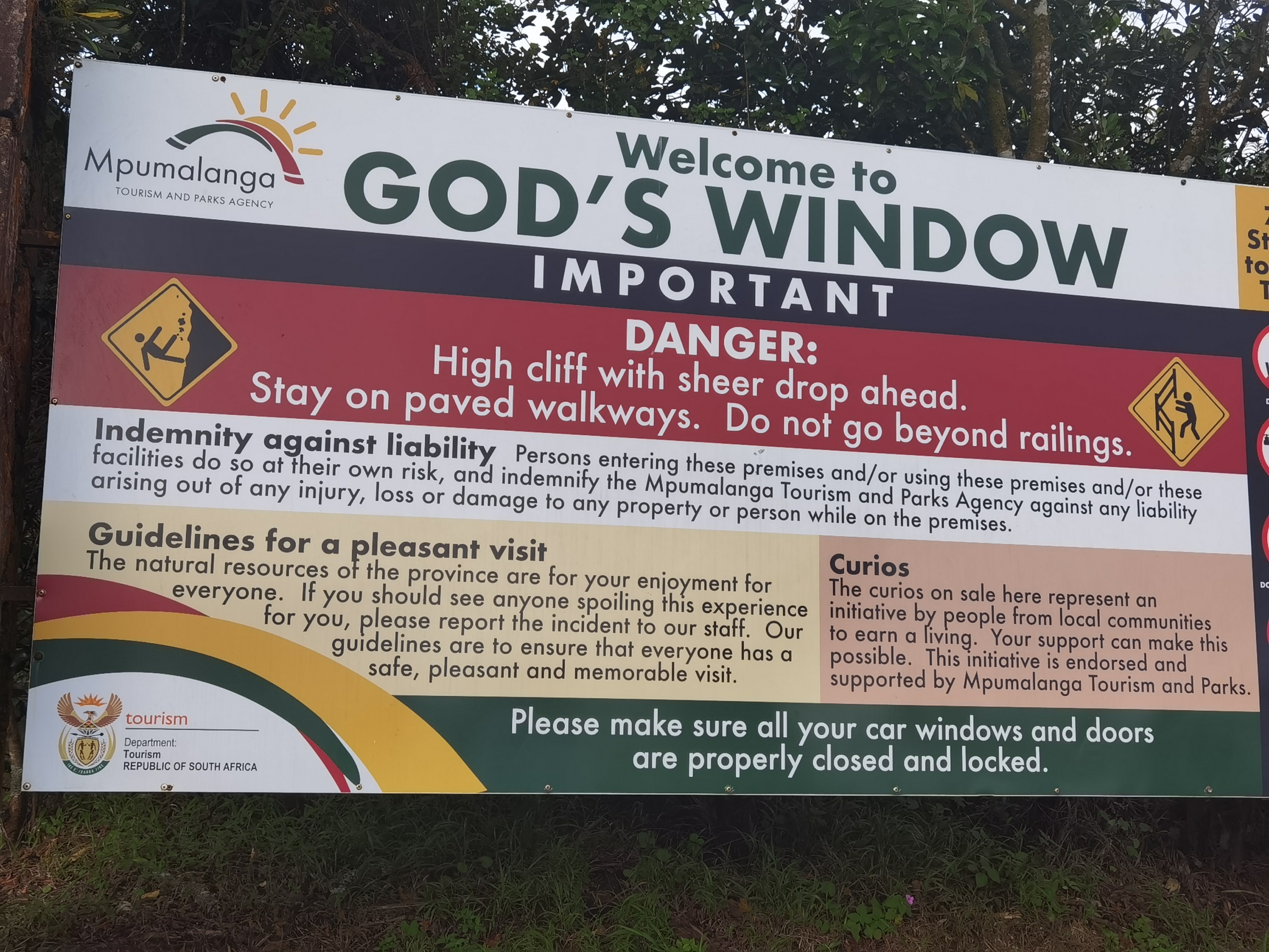 上帝之窗是布莱德河峡谷自然保护区南端位于陡坡边的一个眺望点，当天气晴朗窗帘拉起来时，从这里可以俯瞰一