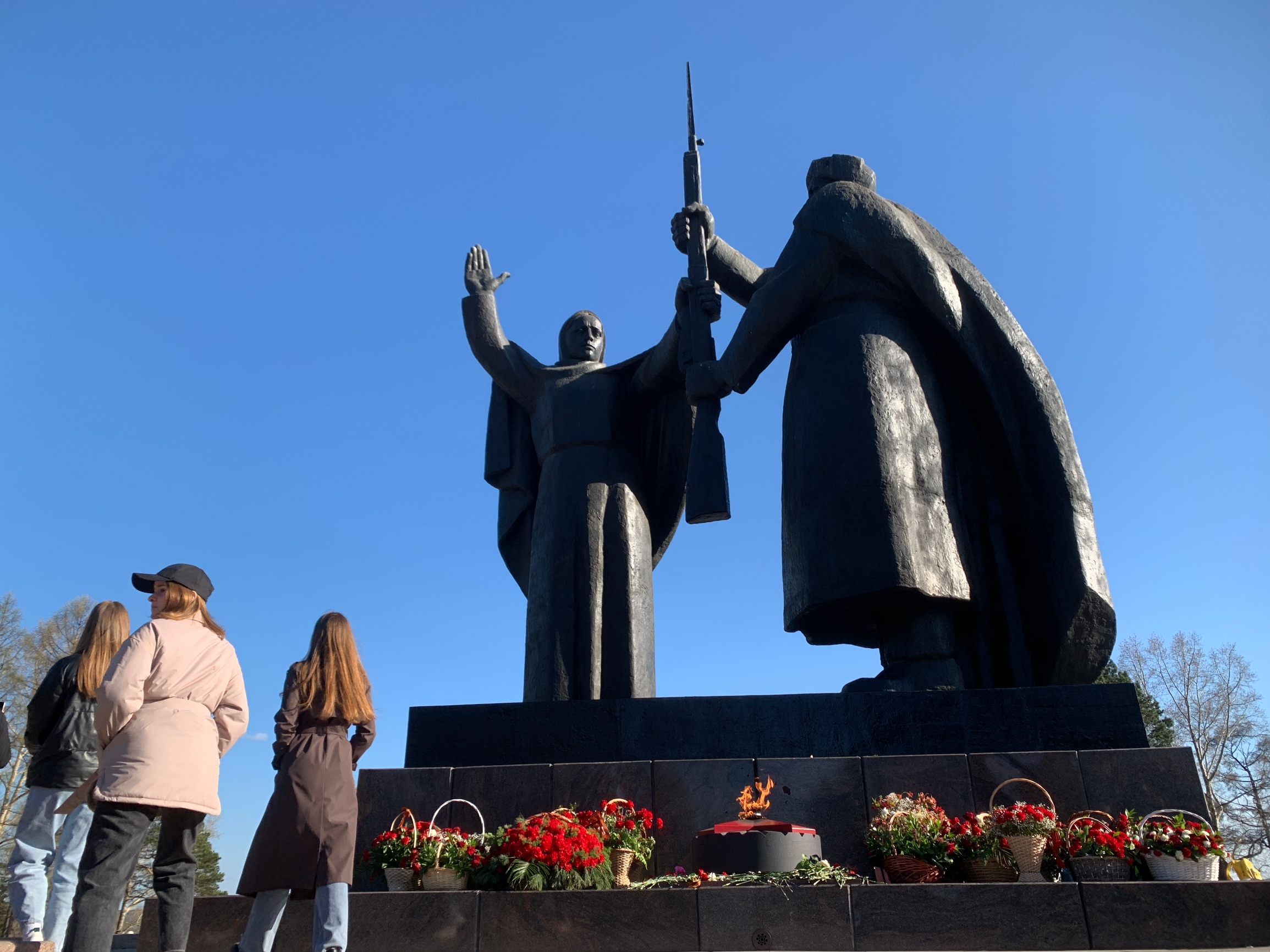 在俄罗斯公园的广场上，一位母亲神圣的把枪交给儿子，要他去保卫祖国，这正是普京带着全国人民奋起反抗霸道