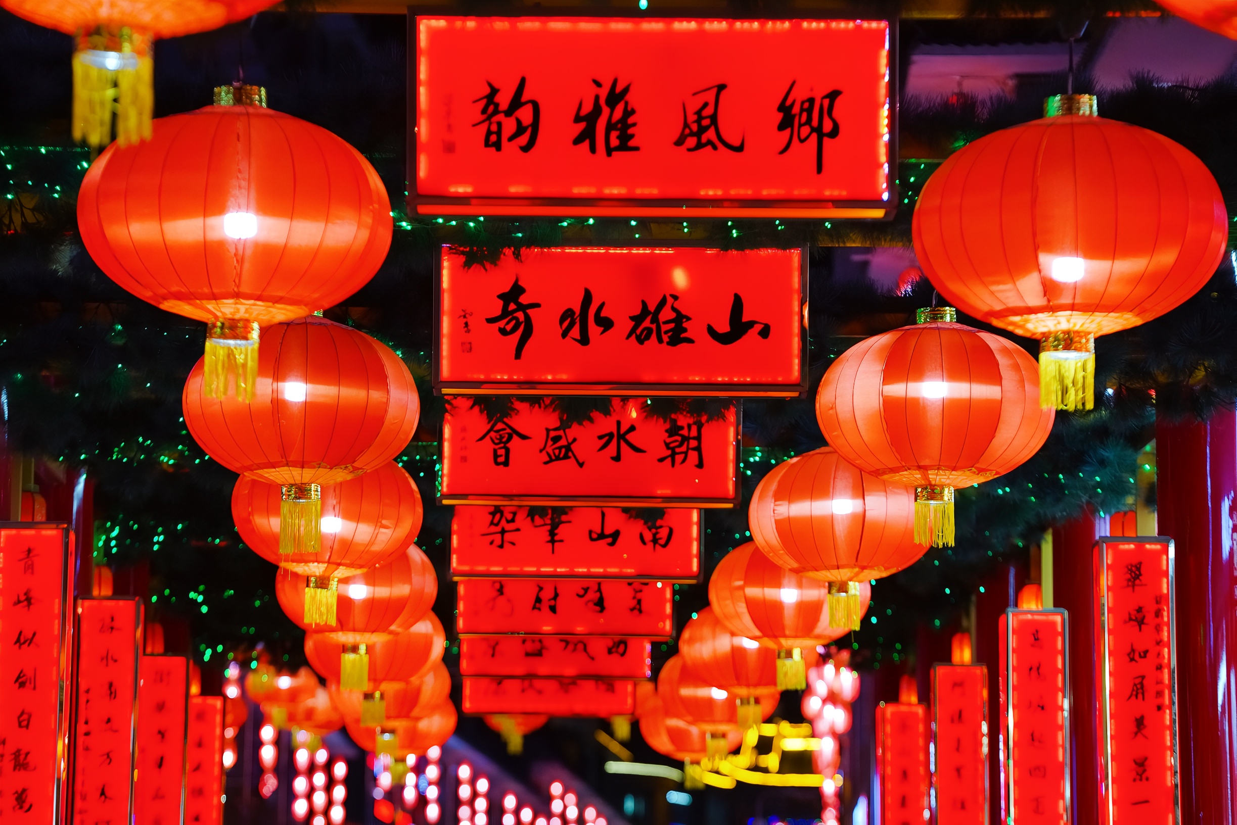 晚上信步来到甘南舟曲的“中国楹联文化第一街廊”，感受独具特色的楹联文化。舟曲成为全国少数民族地区第二