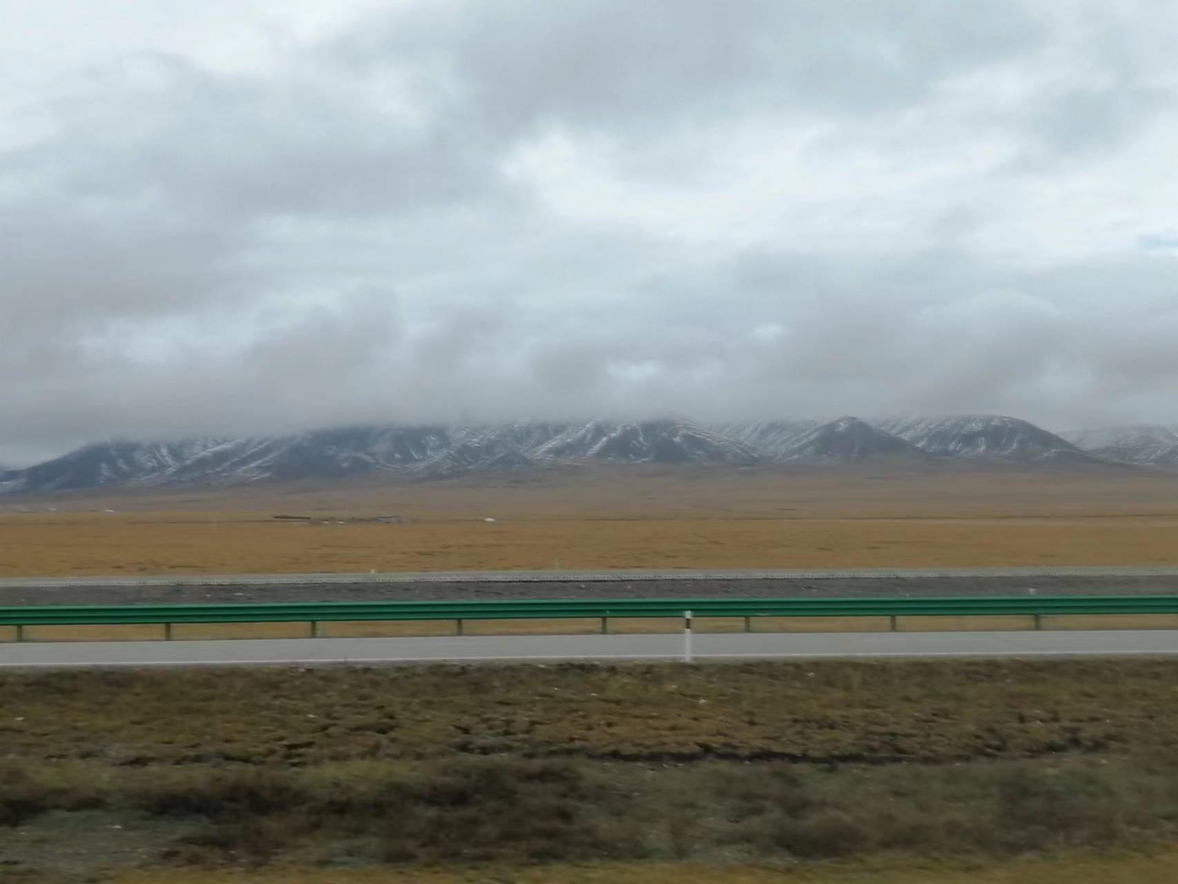 #公路上的风景 #发现旅途的色彩 羌塘草原位于青藏高原核心区，是我国四大草场之一，海拔最高，规模很大