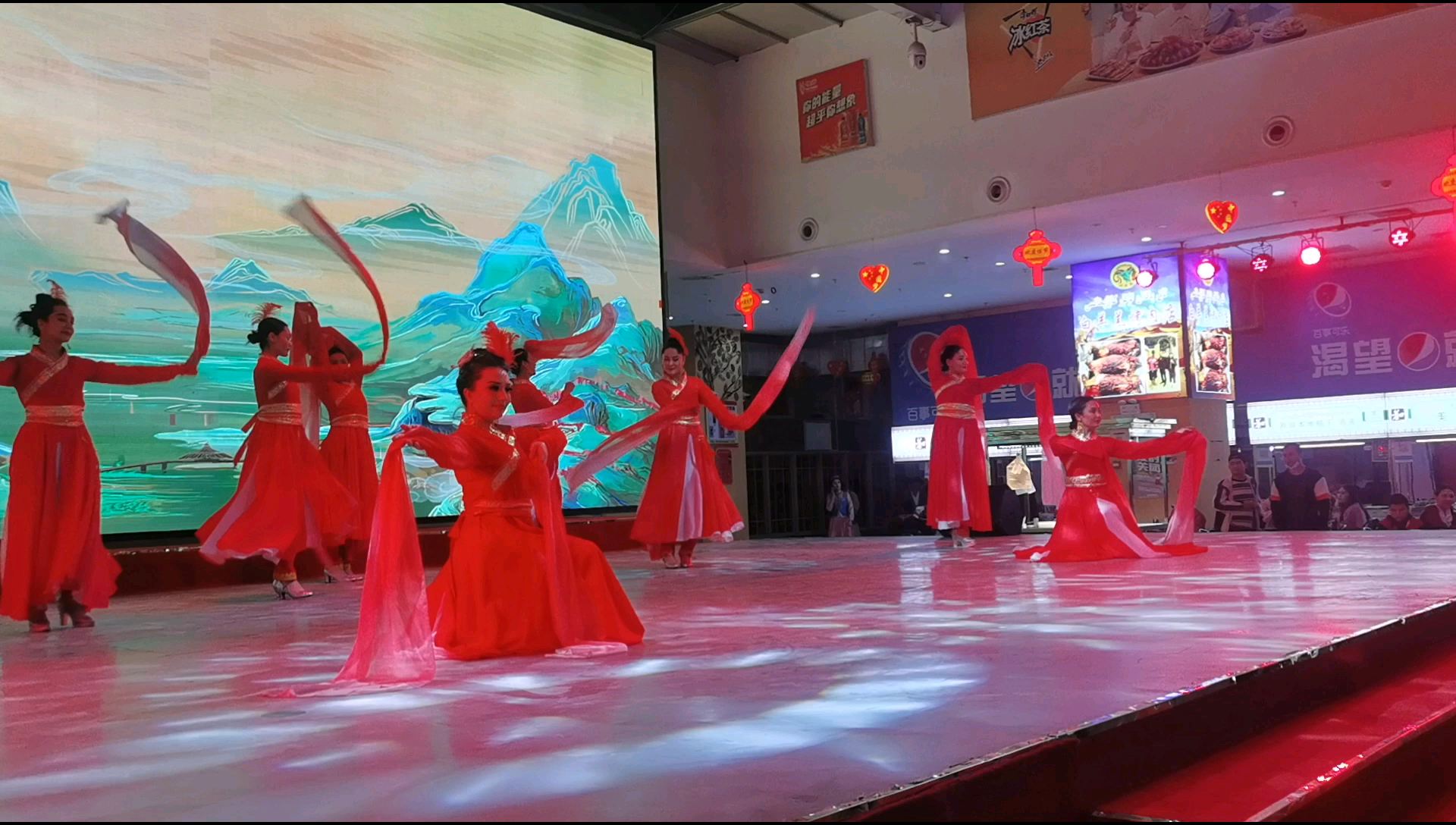 维吾尔族女孩的水袖云舞不一般呢！
