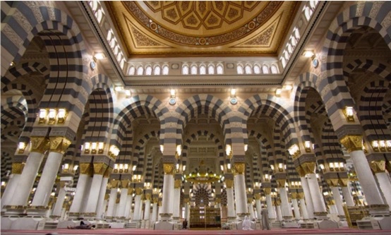 先知寺  先知穆罕默德的最后安息地是在这座绝美的拥有 10 座尖塔的清真寺中，这座清真寺可容纳 10