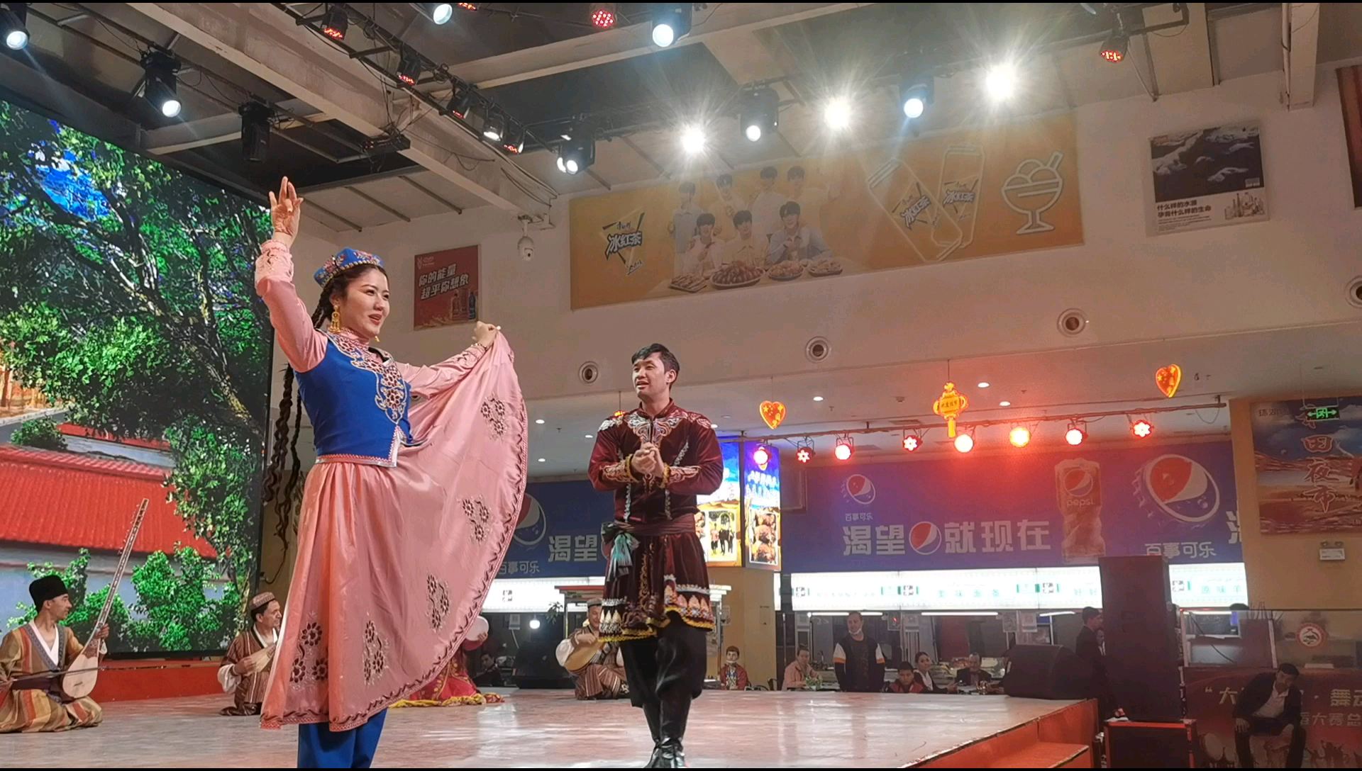 这个双人舞蹈的音乐节奏仍然是麦西来甫！麦西来甫是新疆民族音乐的下里巴人！