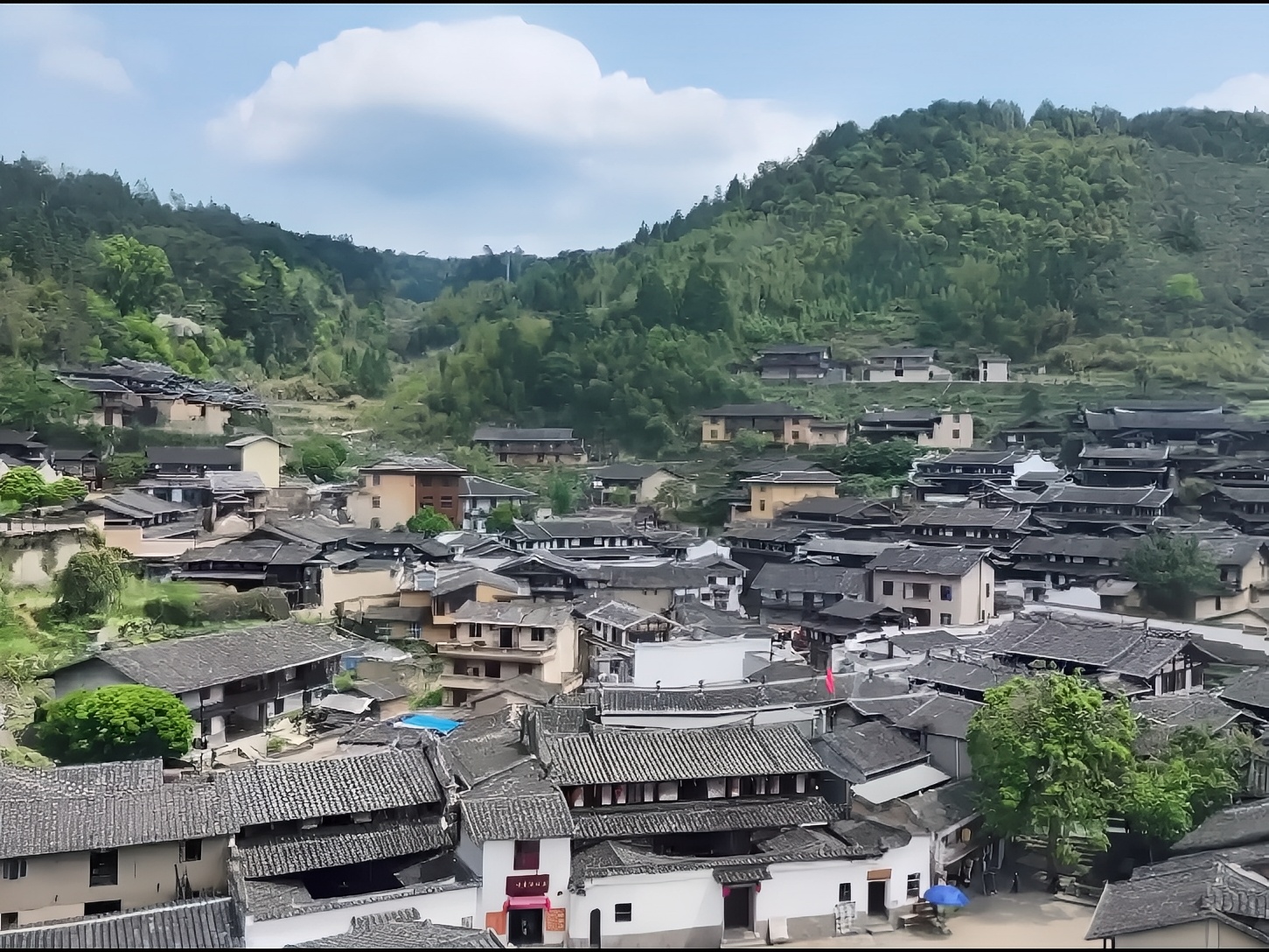 桂峰古村落群山环绕，古风古色…