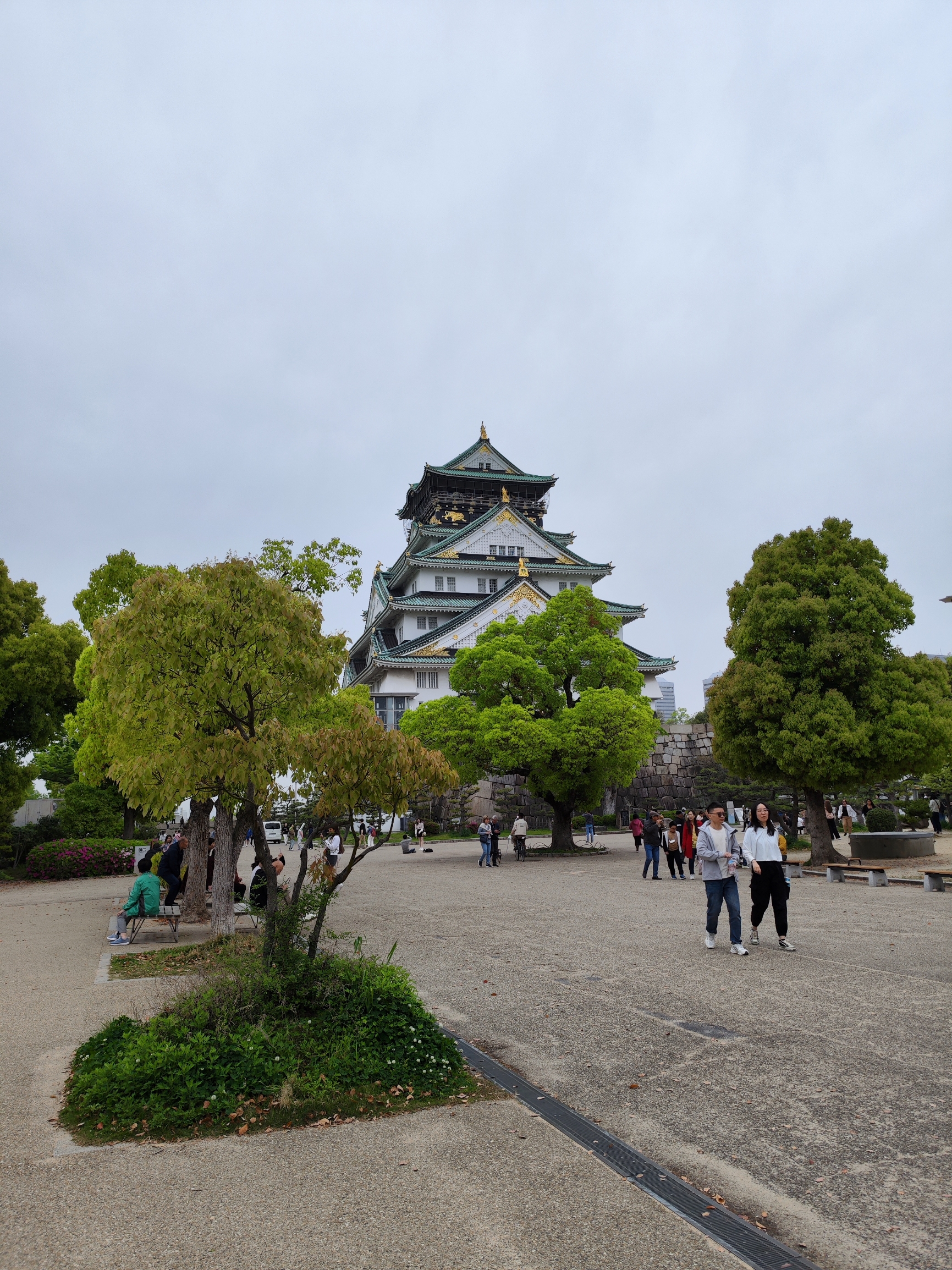 大阪城是日本的三大城堡之一，距今已有四百多年历史。是日本当时最大的城堡。春光绚烂之时，大阪城天守阁与