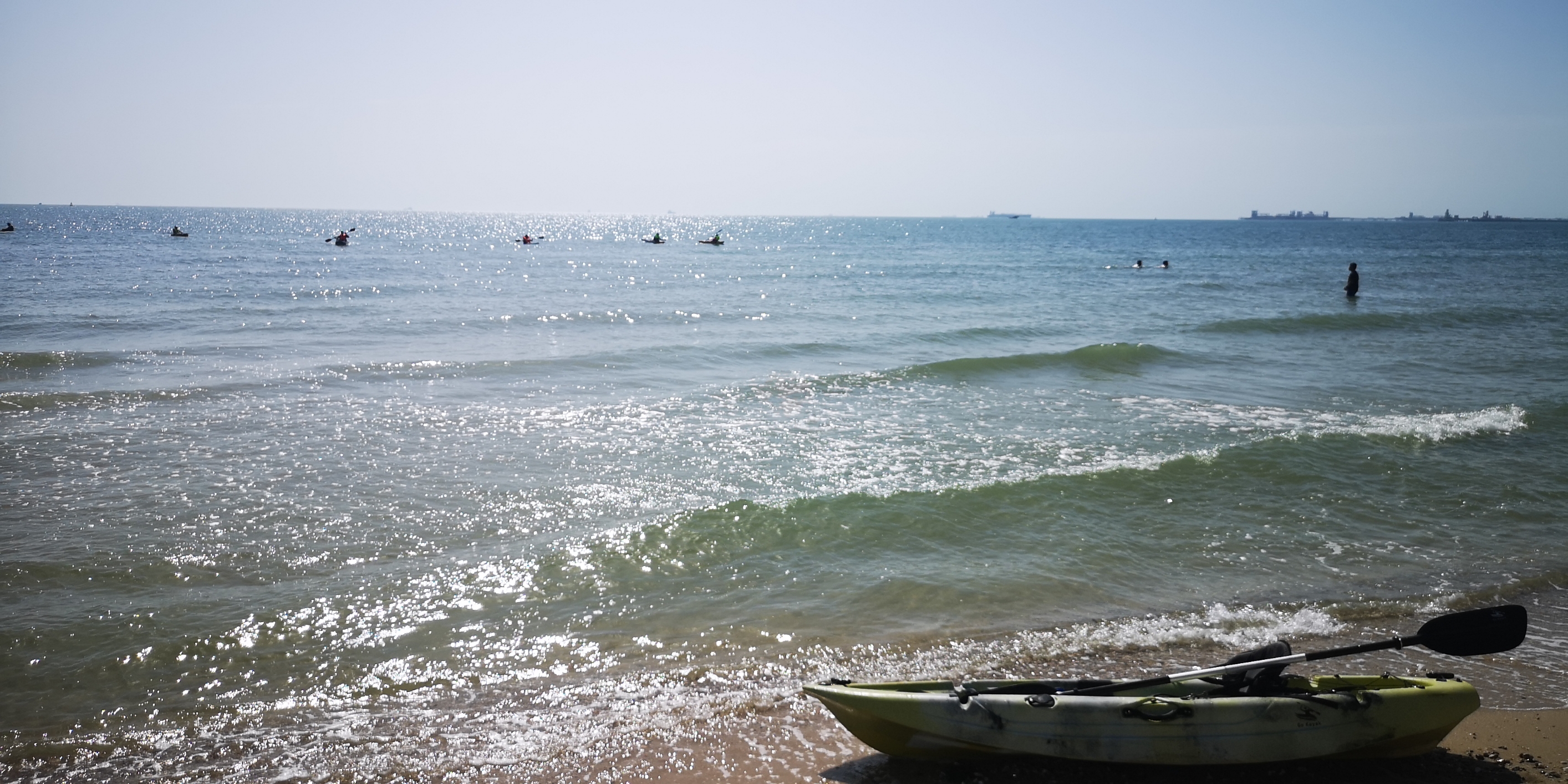 科威特曼卡夫海滩，阳光灿烂，沙滩礁石，酒店林立。周末时段，游客纷纷出来冲浪，划船。悠闲时光。