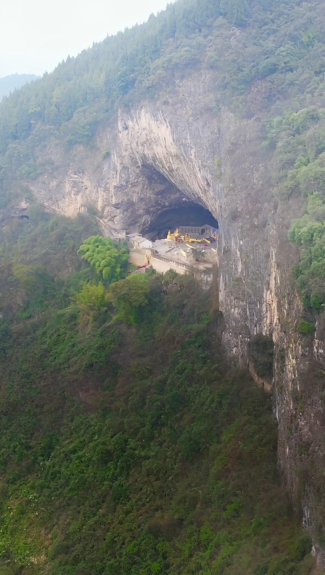 在重庆大山里发现一个神秘山洞，洞内供奉着几十尊佛像，愿看到视频的人好运连连！#神秘 #自然奇观 #山