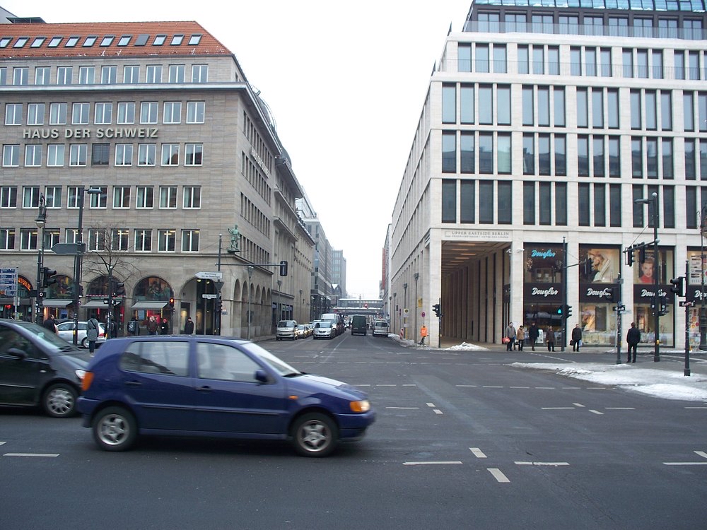 这是柏林市中心一条非常重要的街道。 它有一些很棒的商店以及著名的查理检查站。