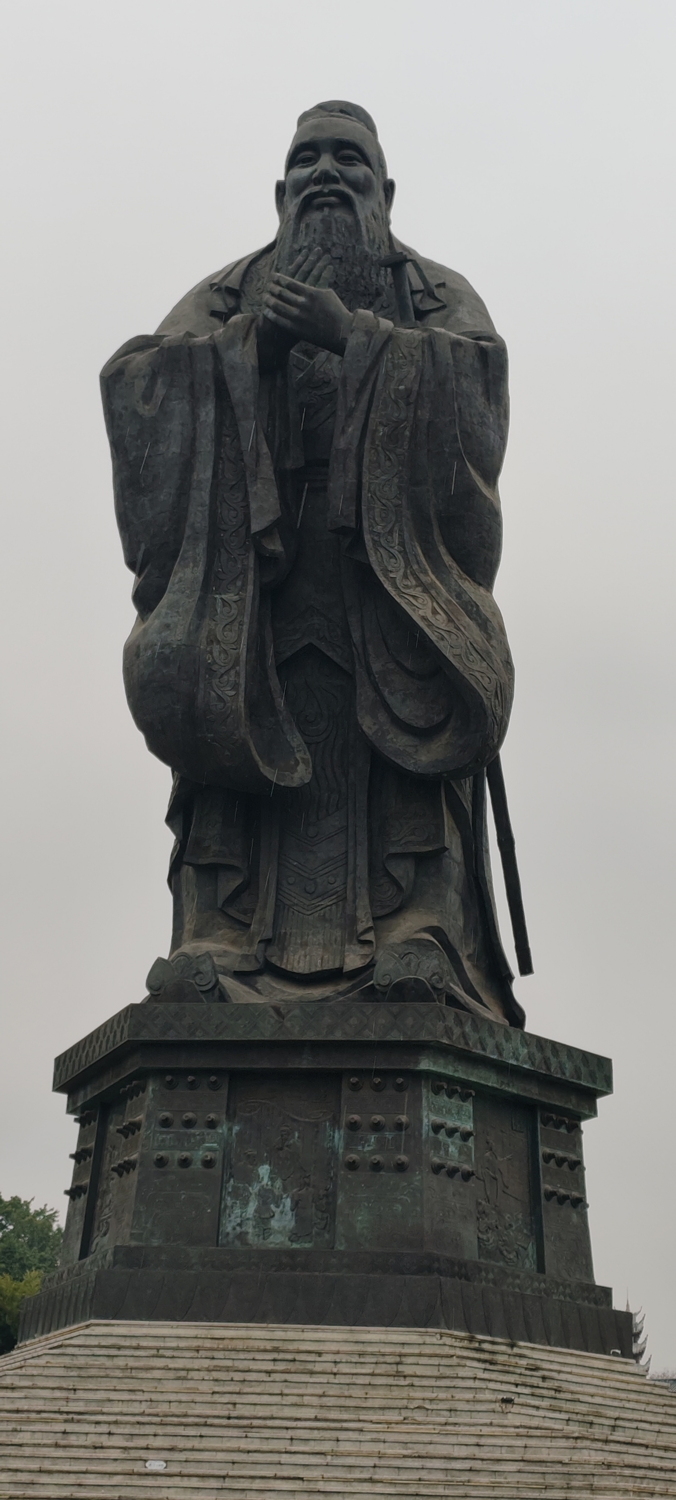 全国唯一站式孔子铜像高27.5米显著特征，高