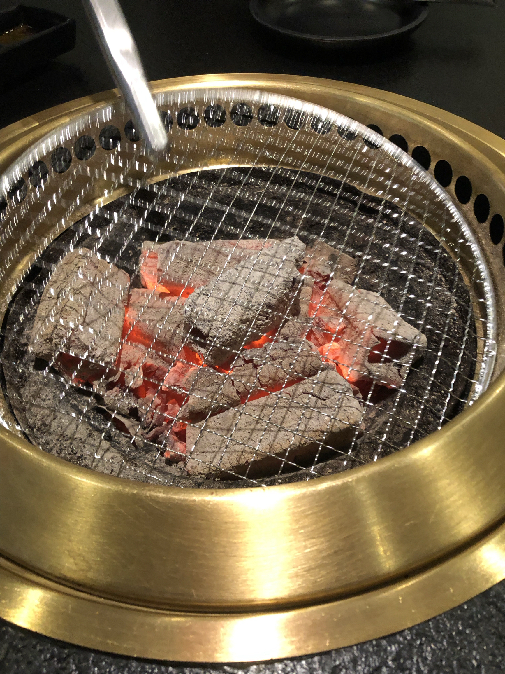 松板肉是一道家常菜，该菜的主料松板肉取自猪颈两边，因其稀少而珍贵，所以有黄金六两之称，此部位肉脂如雪