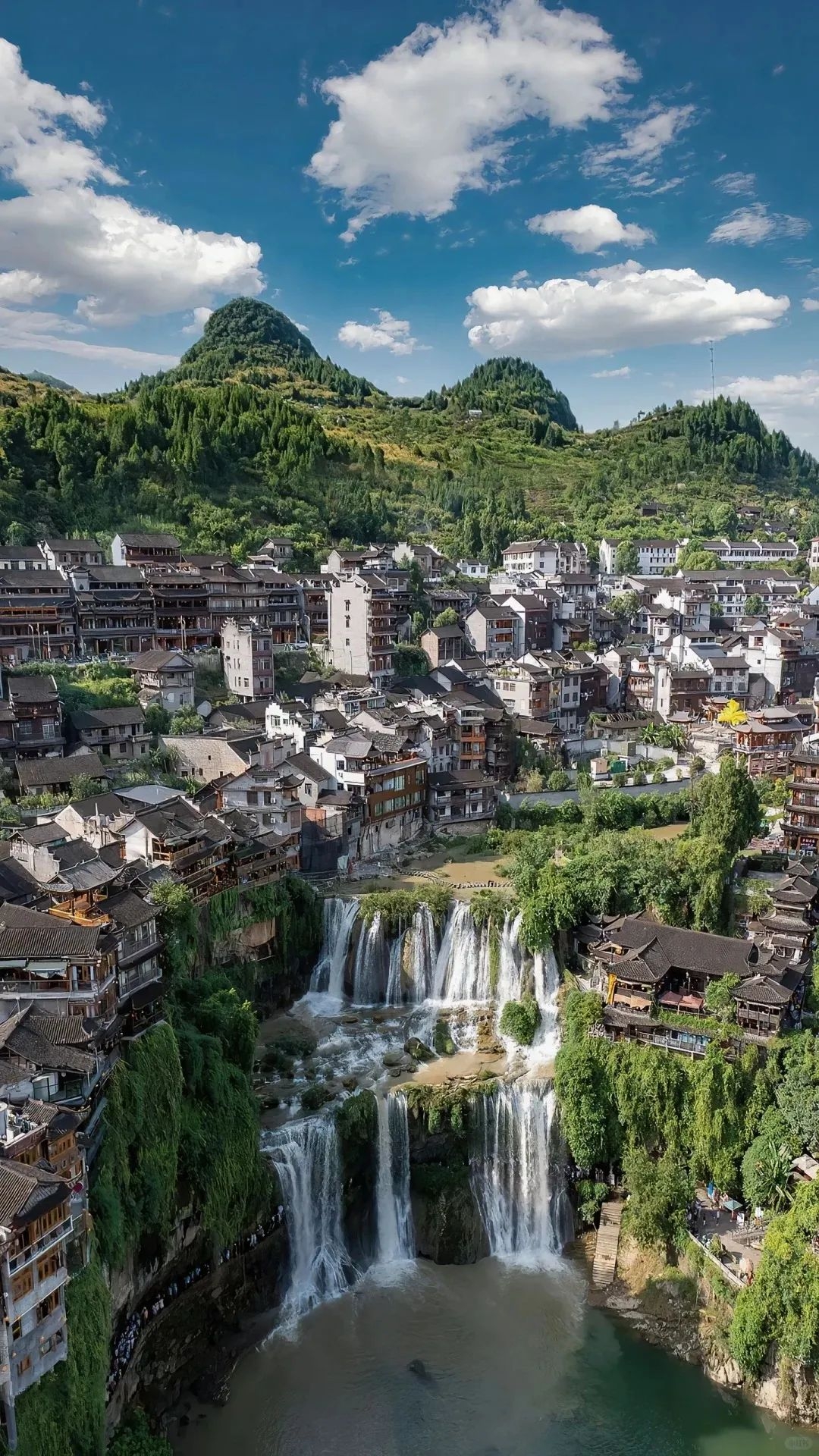 湘西芙蓉镇，总要去趟挂在瀑布上的千年古镇