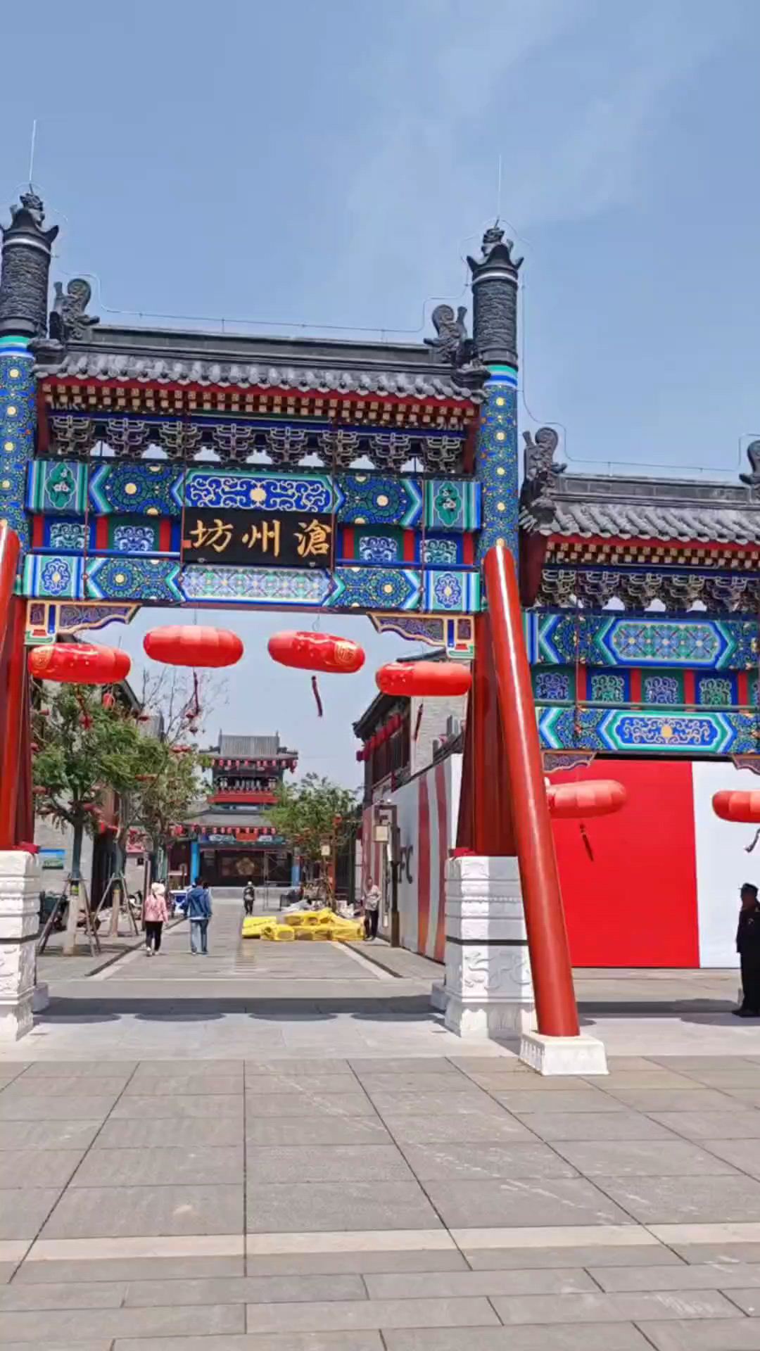 沧州坊是沧州园博园的核心商业区，位于河北省沧州市，濒临渤海，背靠京津，地处京津冀发展核心腹地。它坐落