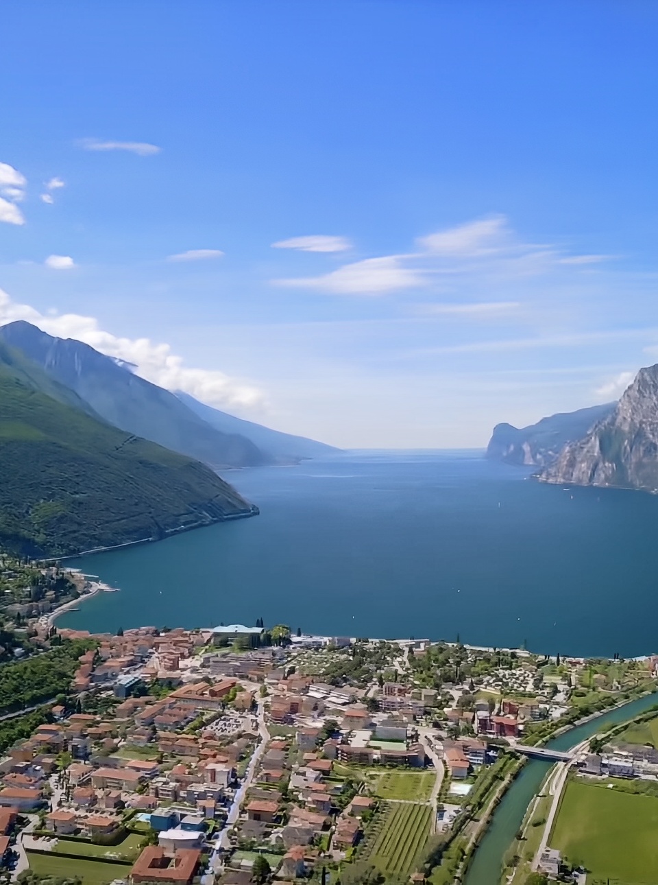 #躺进万水千山里 漫步在科莫湖 寻找那份只属于意大利的夏天。
