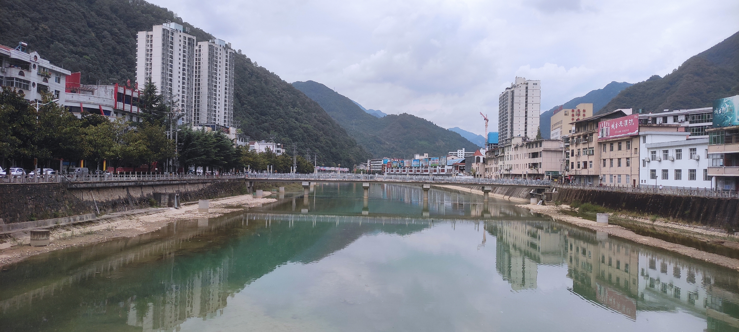 镇巴县是陕西省汉中市所辖的一座县城，这座深藏于秦巴山地的绿色明珠过去由于未通高速公路，来此地观光较为