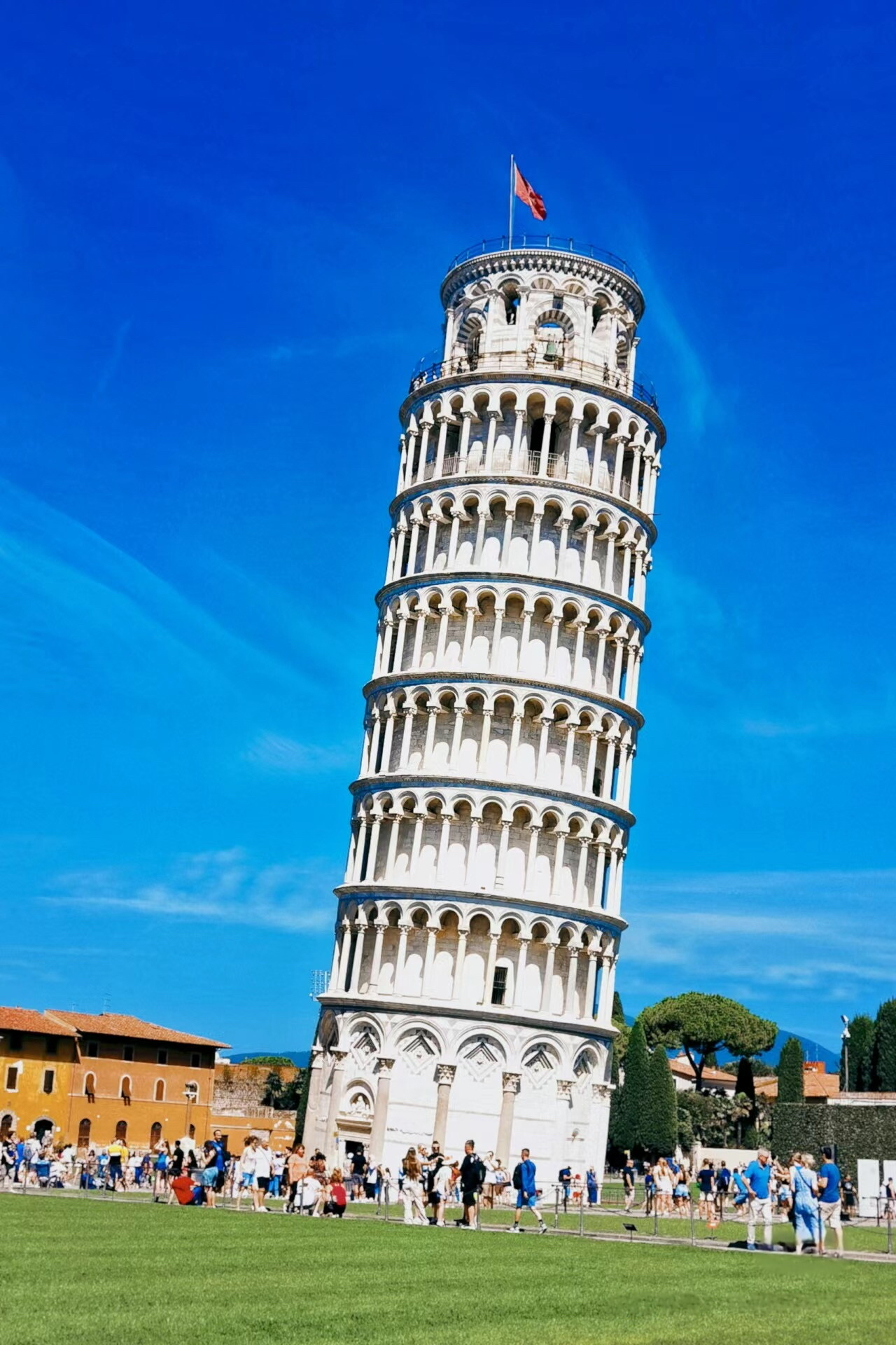 罗马的标志性建筑之一——比萨斜塔，是意大利的骄傲。这座塔倾斜着矗立在罗马市中心，虽然它有些倾斜，但却