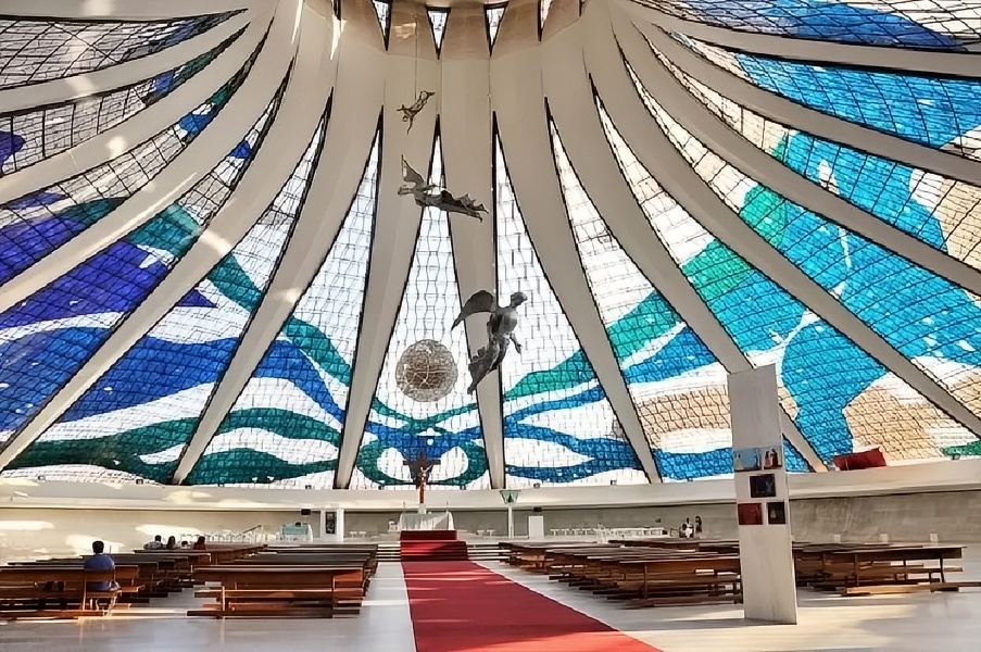 神圣与艺术的巅峰：探寻巴西利亚天主教大教堂的宏伟之美
