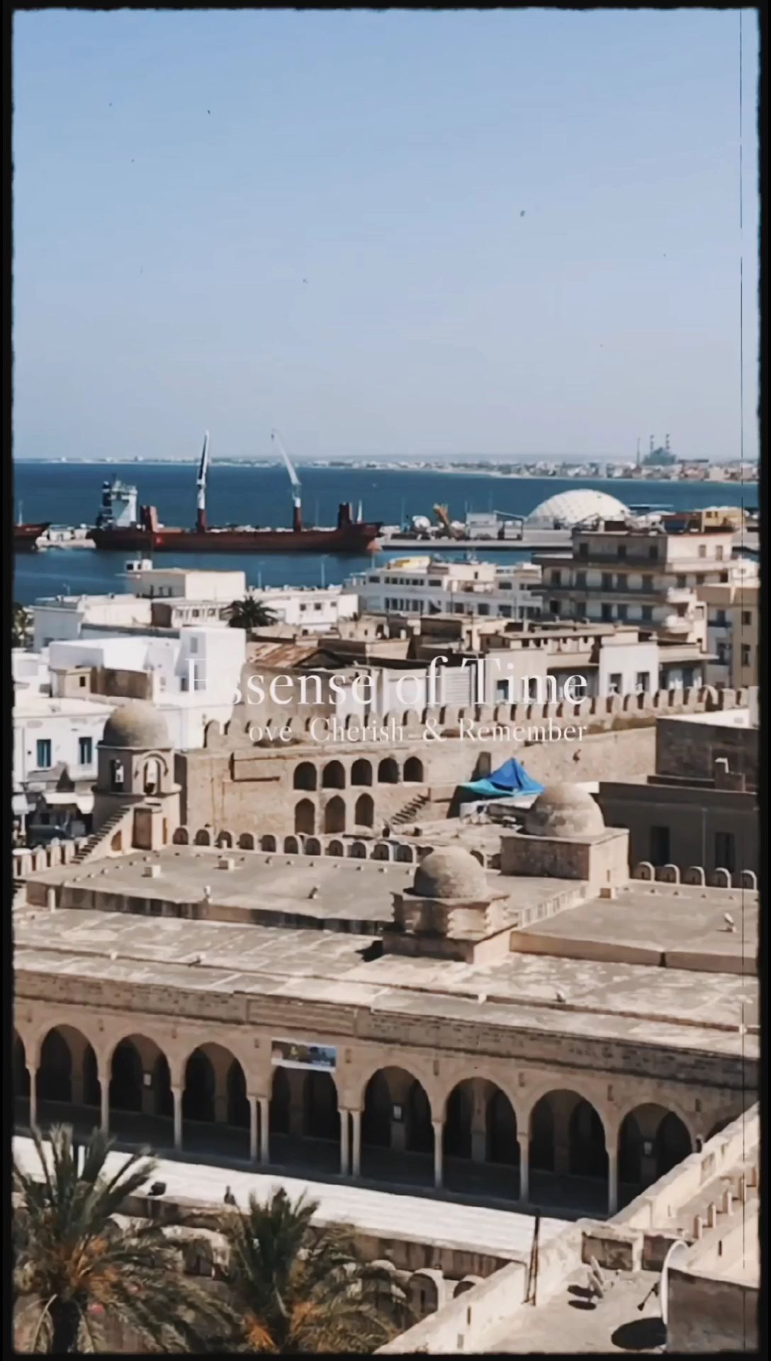 突尼斯，一个坐落在北非的璀璨明珠，拥有悠久的历史、丰富的文化、迷人的风光和独特的风情。这里既有金色的