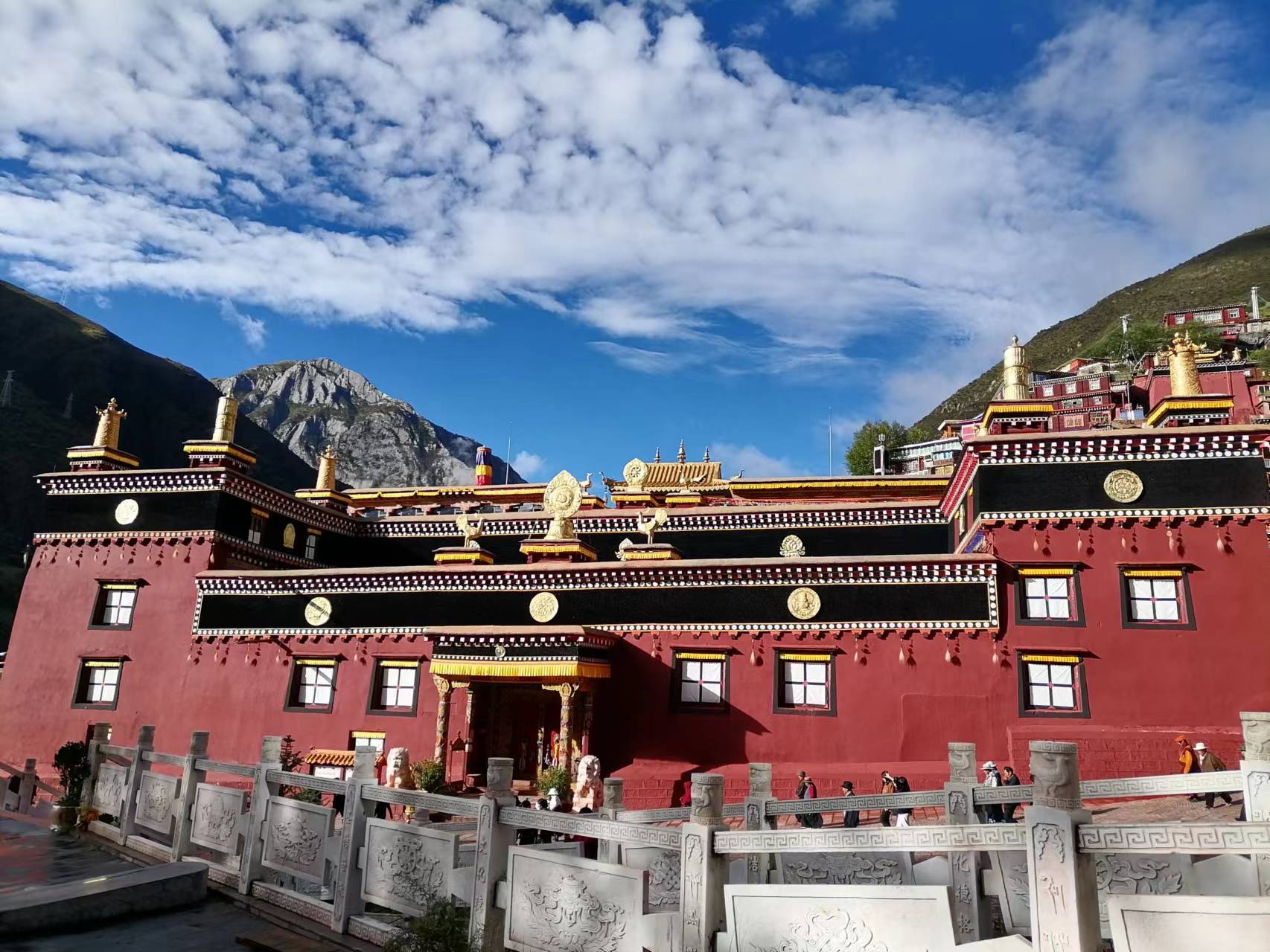 #发现宝藏旅游地 #发现旅途的色彩 德格印经院是整个康巴藏区的文化中心，它属于藏传佛教格鲁派（黄教）