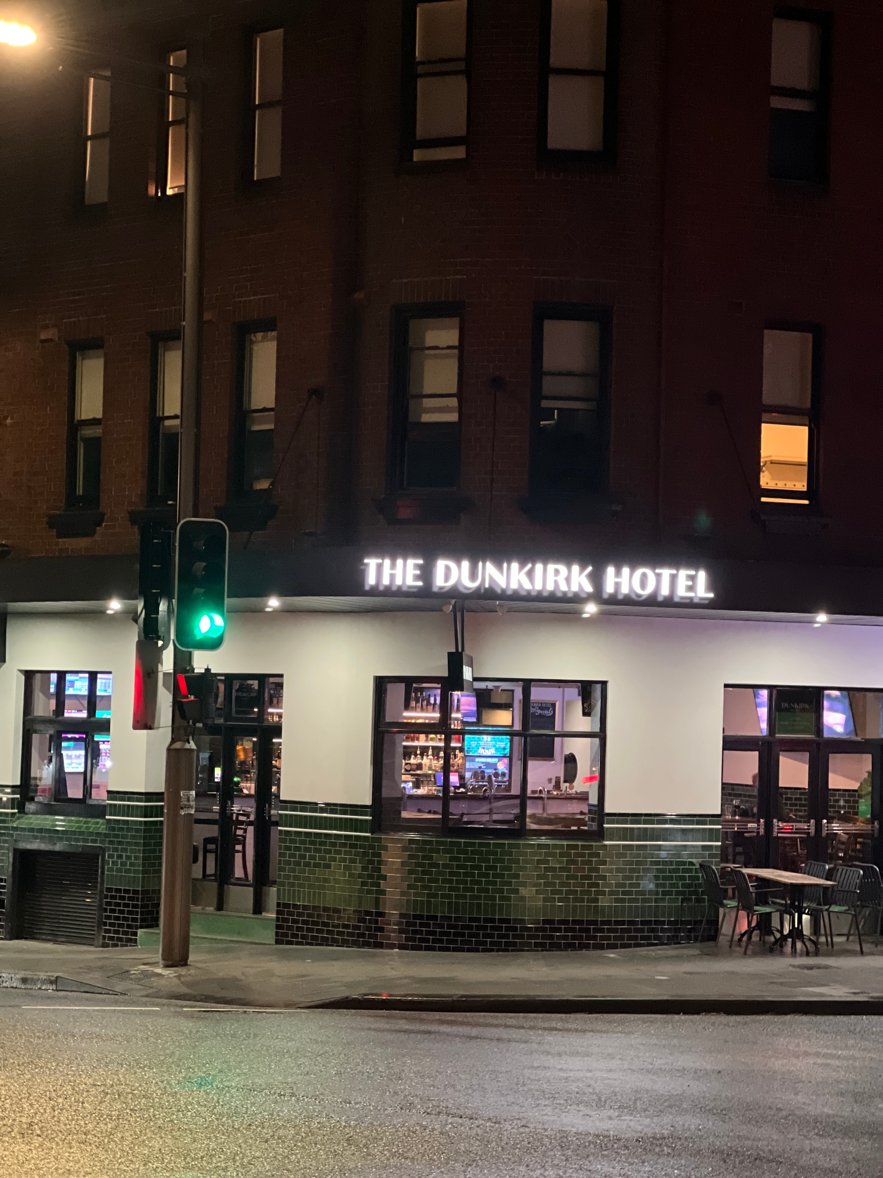 我入住了 Dunkirk Hotel，这是一次非常愉快的体验。酒店的工作人员非常热情友好，一进门就给