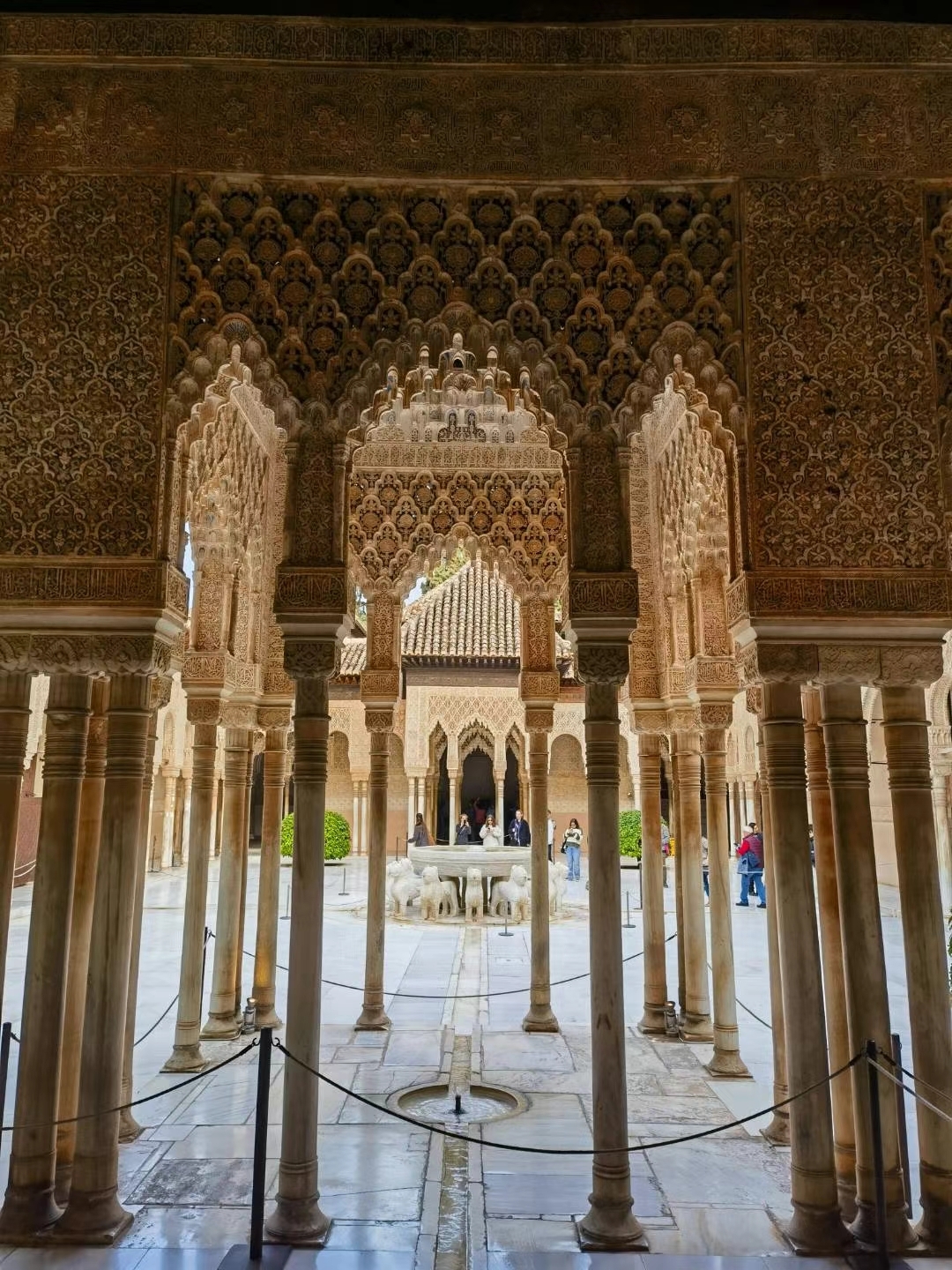 阿尔罕布拉宫，为中世纪摩尔人在西班牙建立的格拉纳达王国的王宫。“阿尔罕布拉”，阿拉伯语意为“红堡”。
