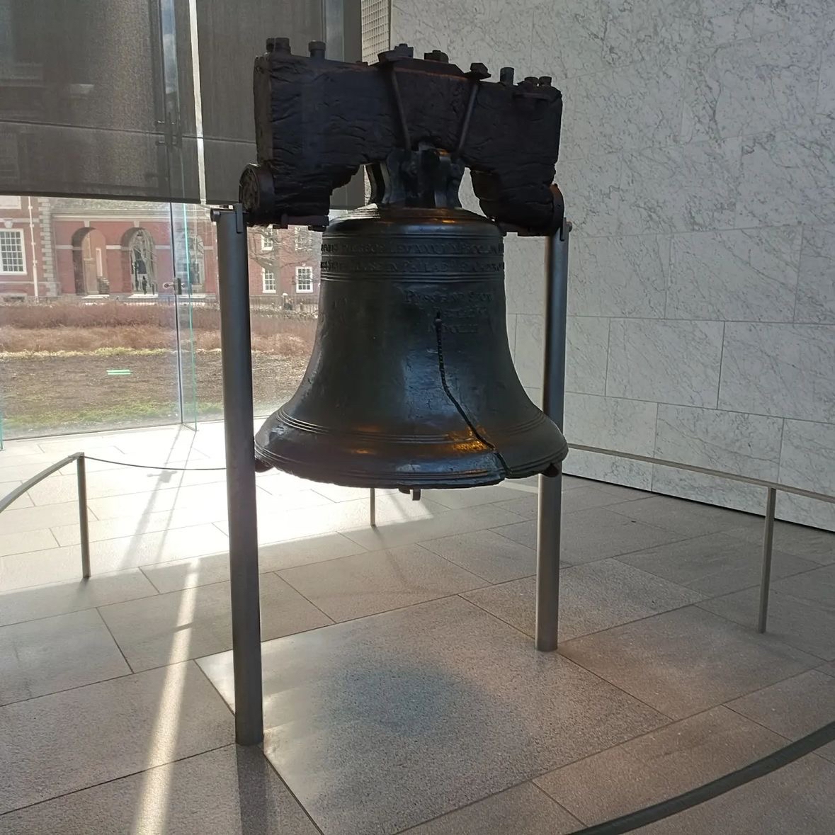 自由钟（Liberty Bell）是美国的一个历史象征，位于宾夕法尼亚州费城的独立国家历史公园内。这