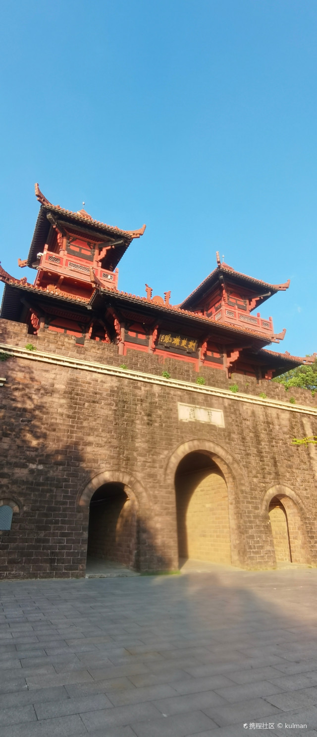 磨山西侧有一片按照古代楚国建筑风格造的仿古建筑,包括楚城,楚市