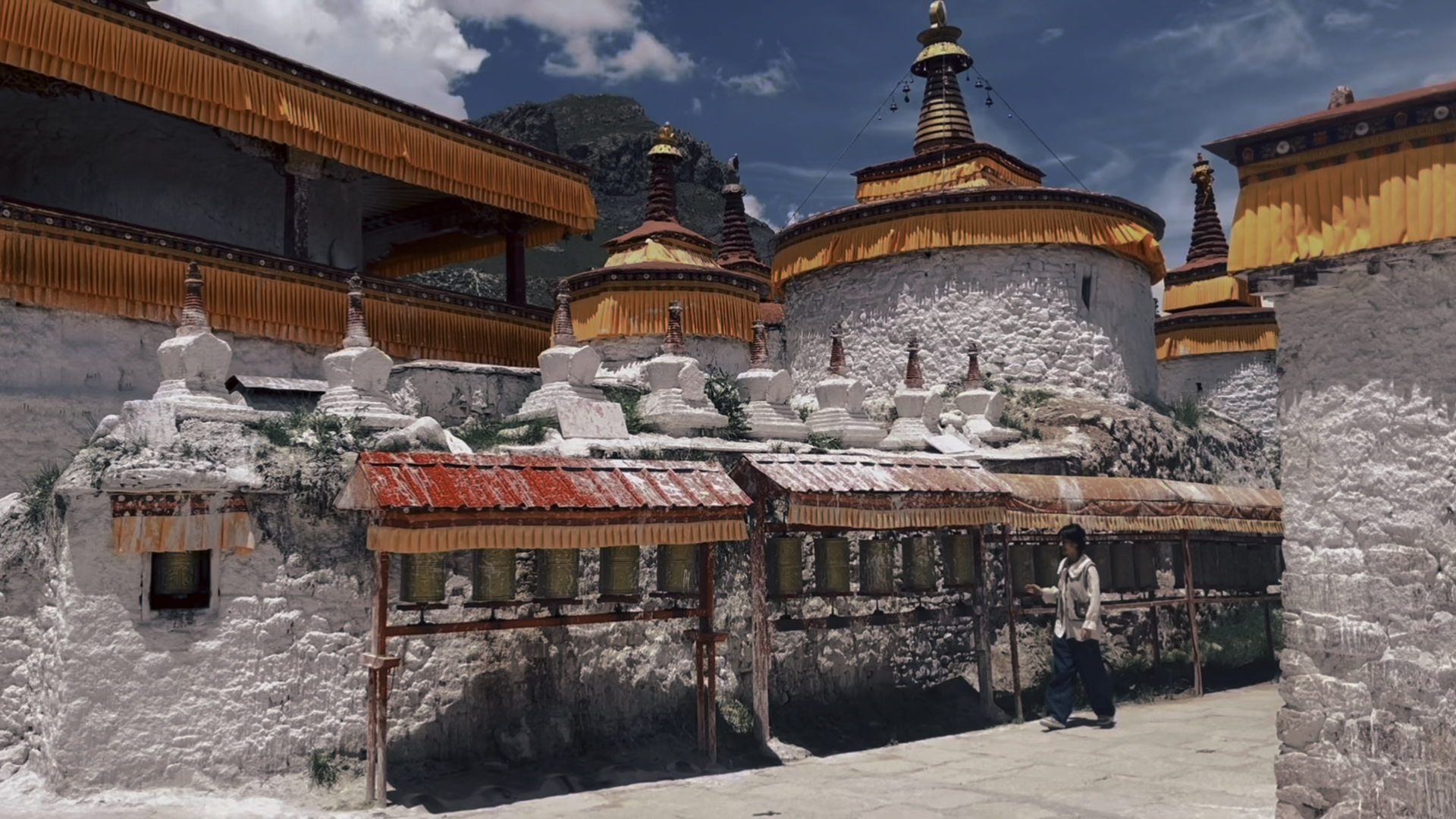 西藏最美尼姑庵，一年四季白雪覆盖，一座用牛奶打造的寺庙塔林