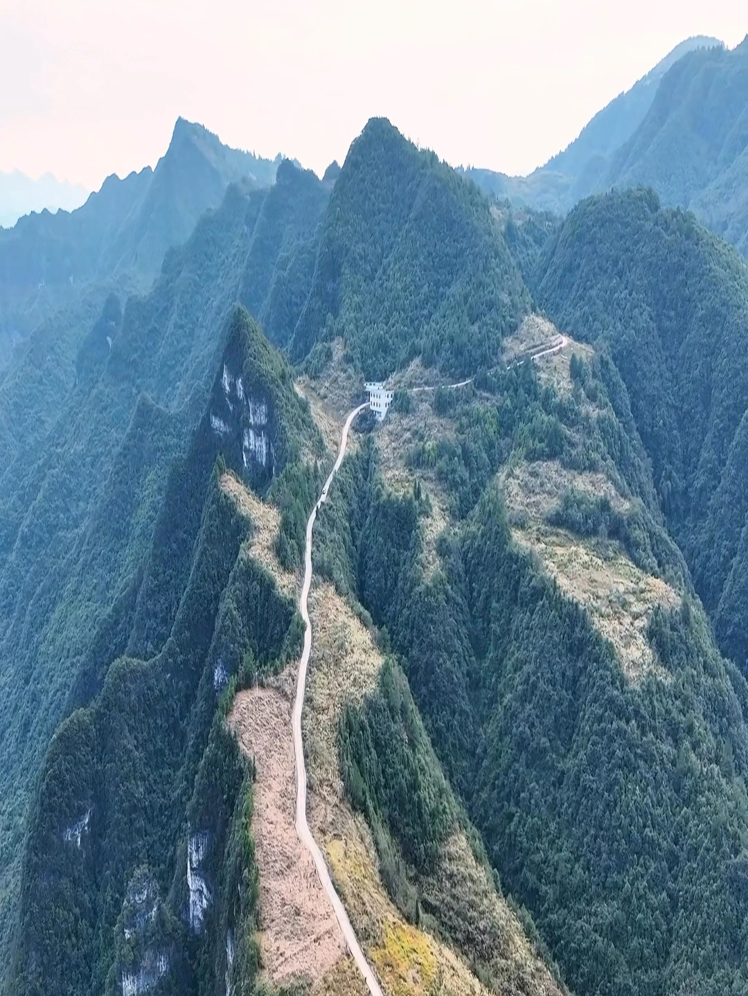这是贵州版的天路，修建在群山之颠，外地老司机见了都两腿发软。#贵州 #盘山公路 #山路十八弯 #旅行