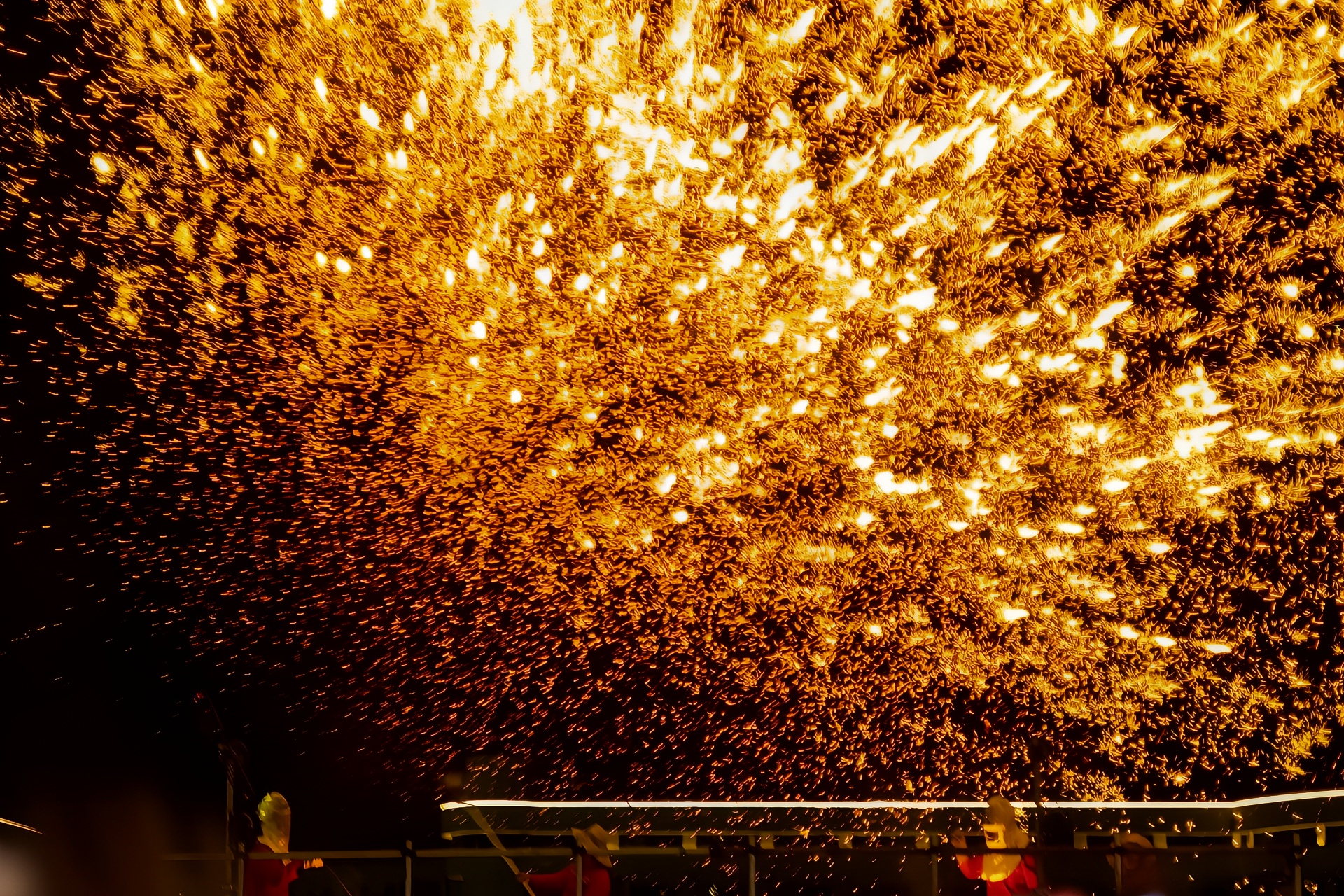在天等县滨江广场看一场跨越千年的非遗打铁花表演，感受古老浪漫的火树银花!本次打铁花演出将会持续至3月
