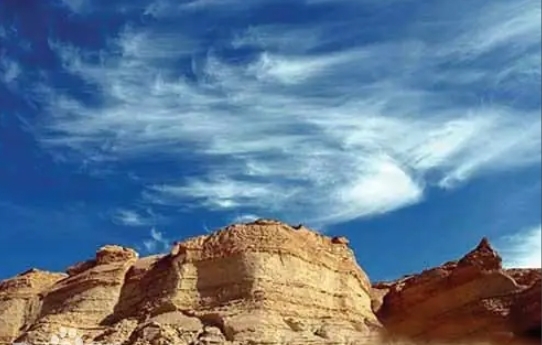 在法尤姆省所属的沙漠深处，就是著名的埃及鲸之谷沙漠。埃及鲸之谷沙漠是位于埃及首都开罗以南约150公里