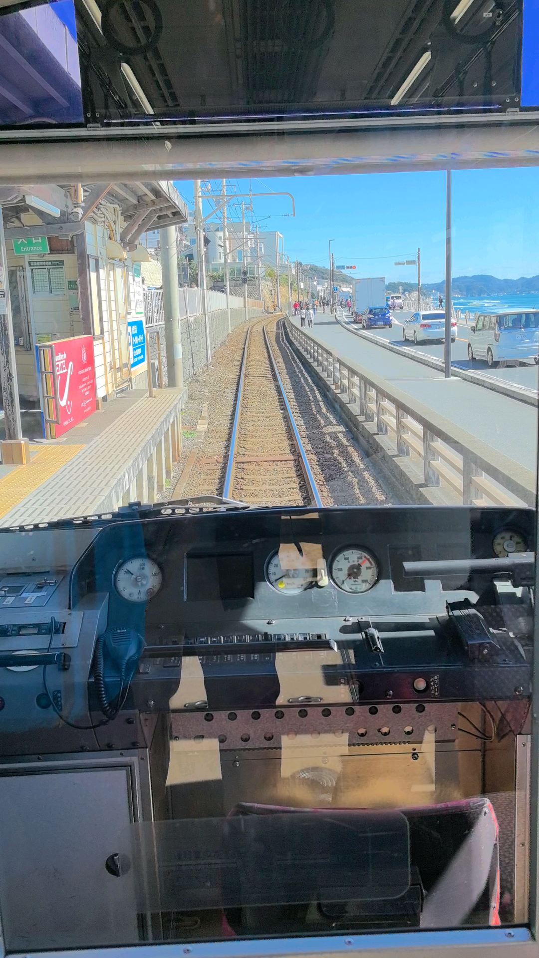 在镰仓小火车上面看着海景还是挺不错的，来这里的游客这时候还是挺多的，这里拍摄镰仓高校前网红照片路口有