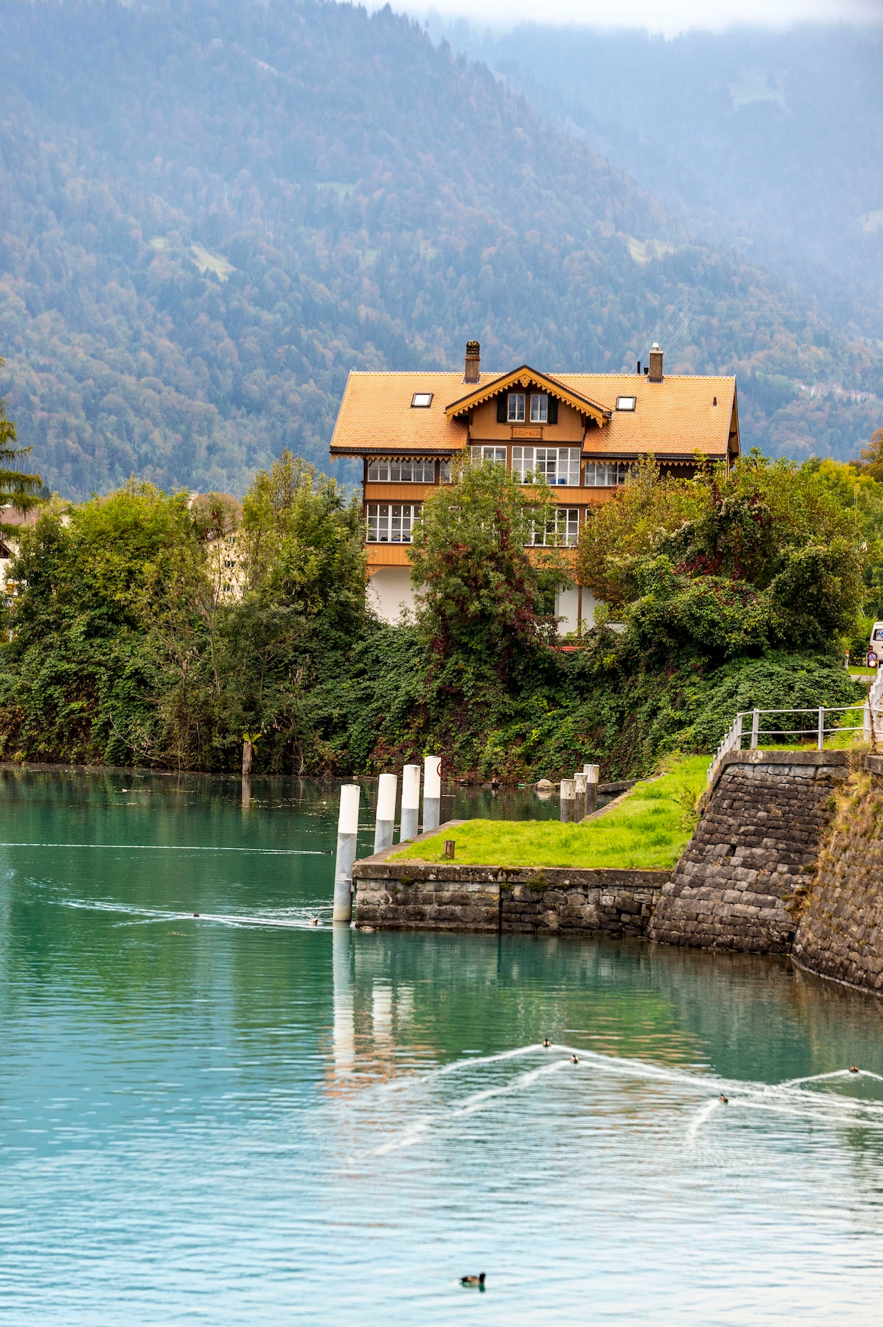 瑞士因特拉肯，两湖之间