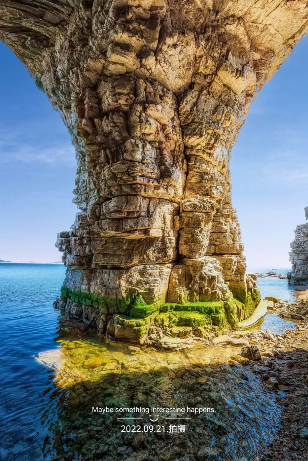 海蚀洞一般都形成于海崖上的岩石裂缝，因受海浪几百年甚至几千年的不断冲击，岩石不断碎落形成了空洞，在山