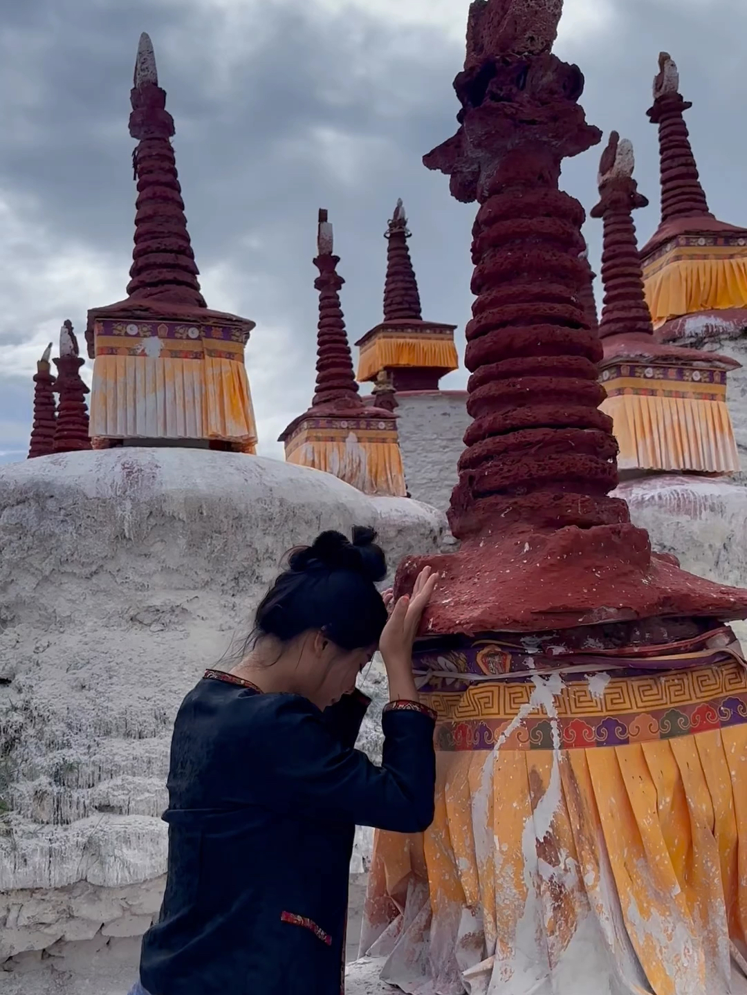 夏寺，又称尼姑寺，全名潘玉夏塔囊寺，其始建于元朝时期，距离已有700多年的历史，西藏最美尼姑庵，一座