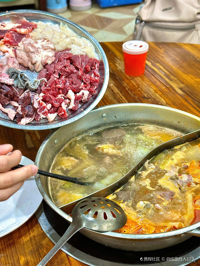 首站打卡当地特色牛八宝🍲
酸笋锅底真的绝绝子!