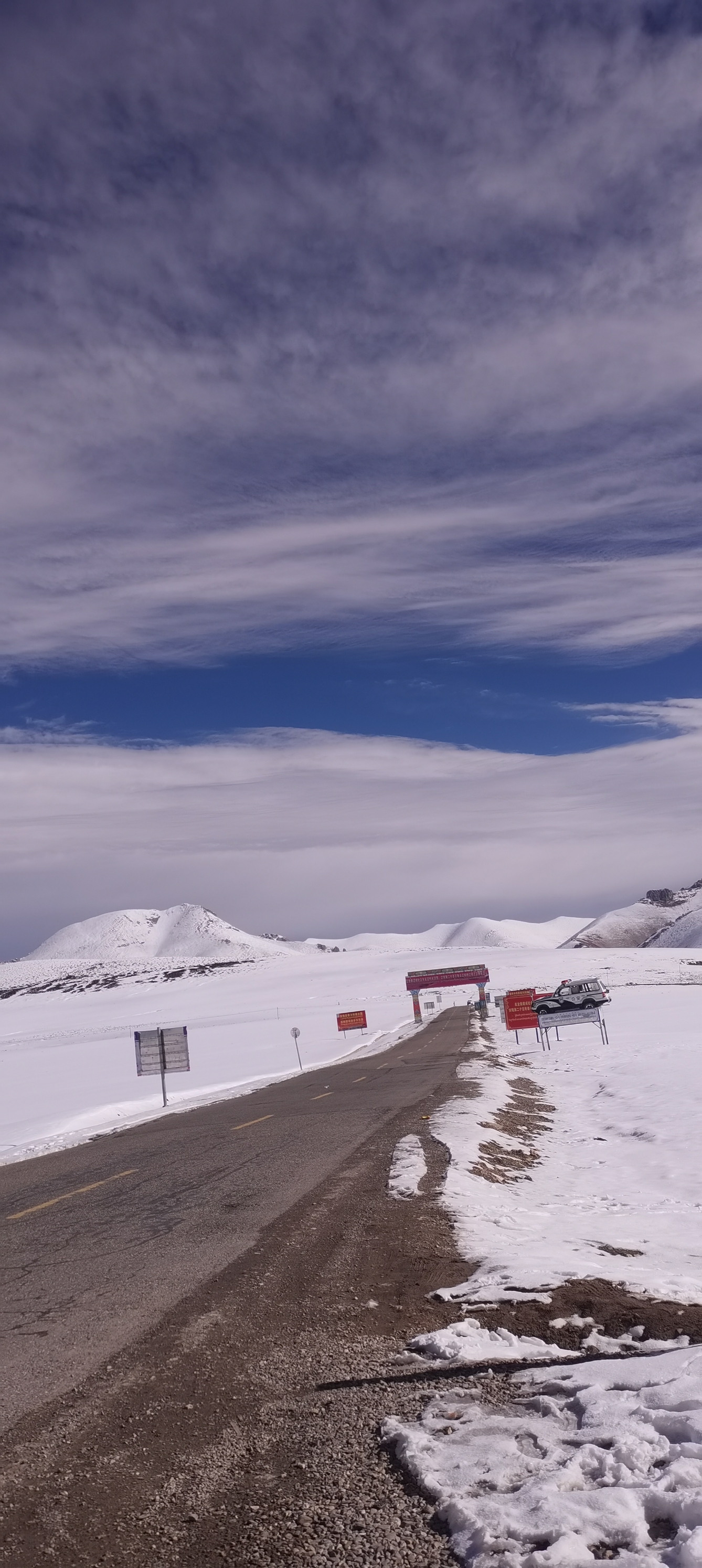 自驾，察瓦龙到察隅一百多公里，走了一天，全程还是烂路，期间翻越了三个海拨四千多的雪山，一路雪景，碧蓝