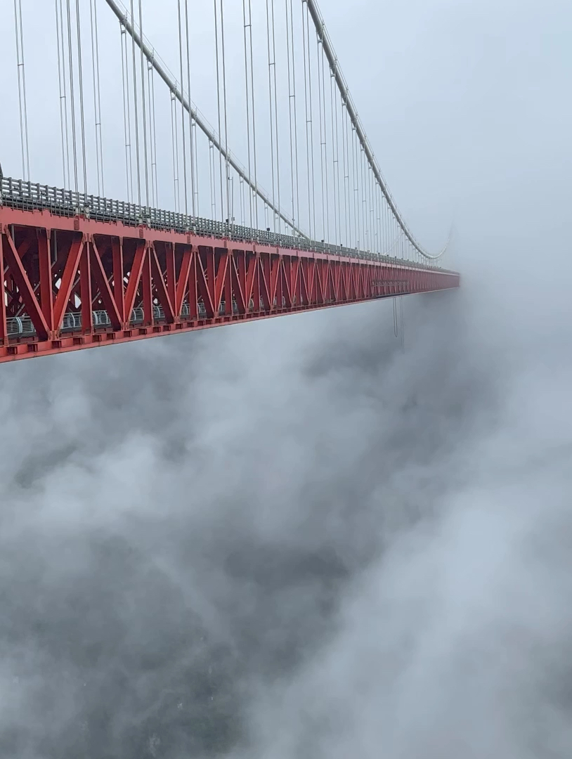 湖南矮寨大桥 被称为“云中天桥，”果然名不虚传，真的宏伟壮观，走在上面感受中国基建的厉害！